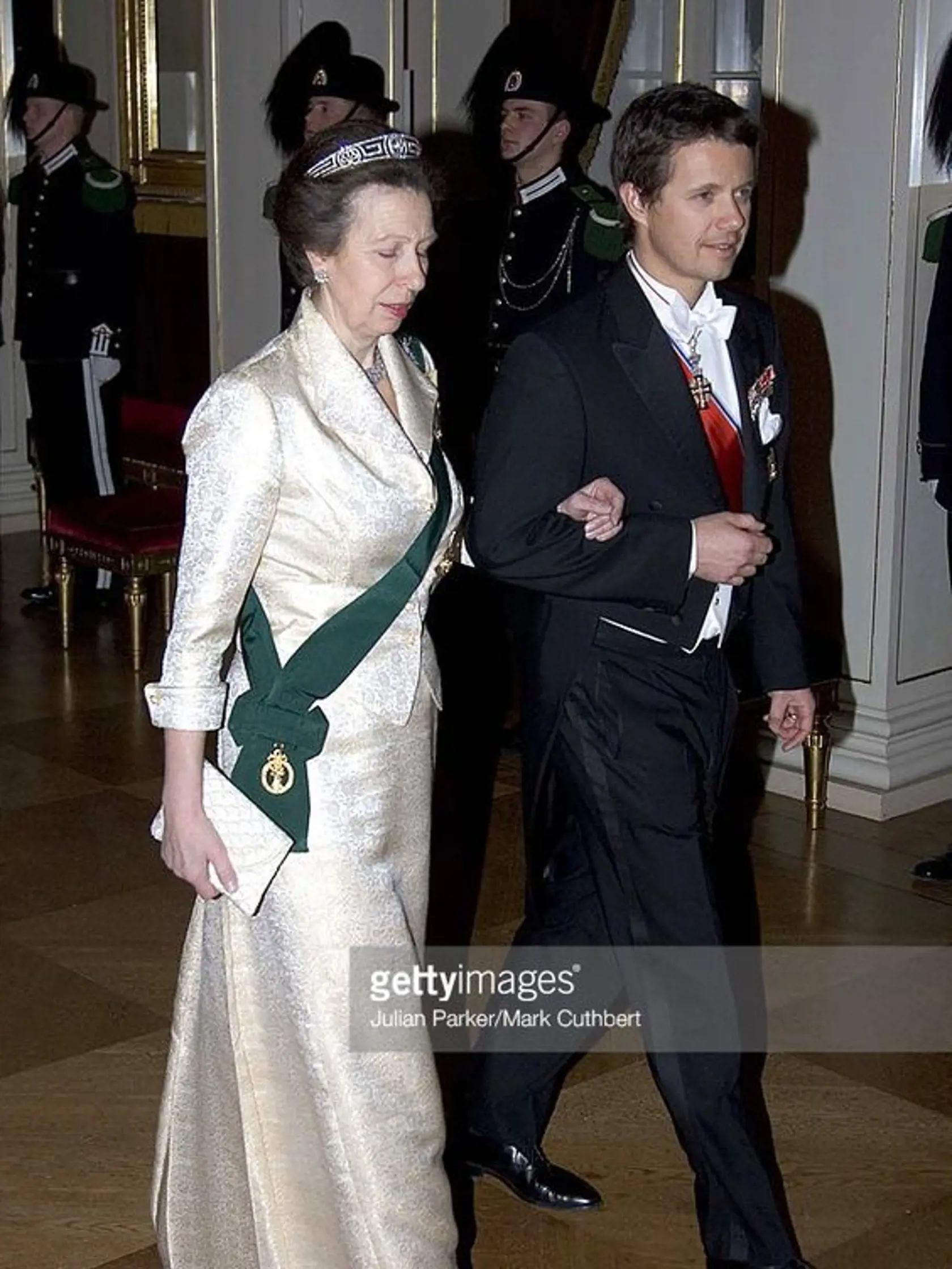 Dánsky korunný princ Frederik a princezná Anne na oslavách 70. narodenín nórskeho kráľa Haralda v Oslo. Záber pochádza z galavečera. Princezná vo svetlých šatách s korunkou vo vlasoch a zelenou šerpou vyzerá skvostne.