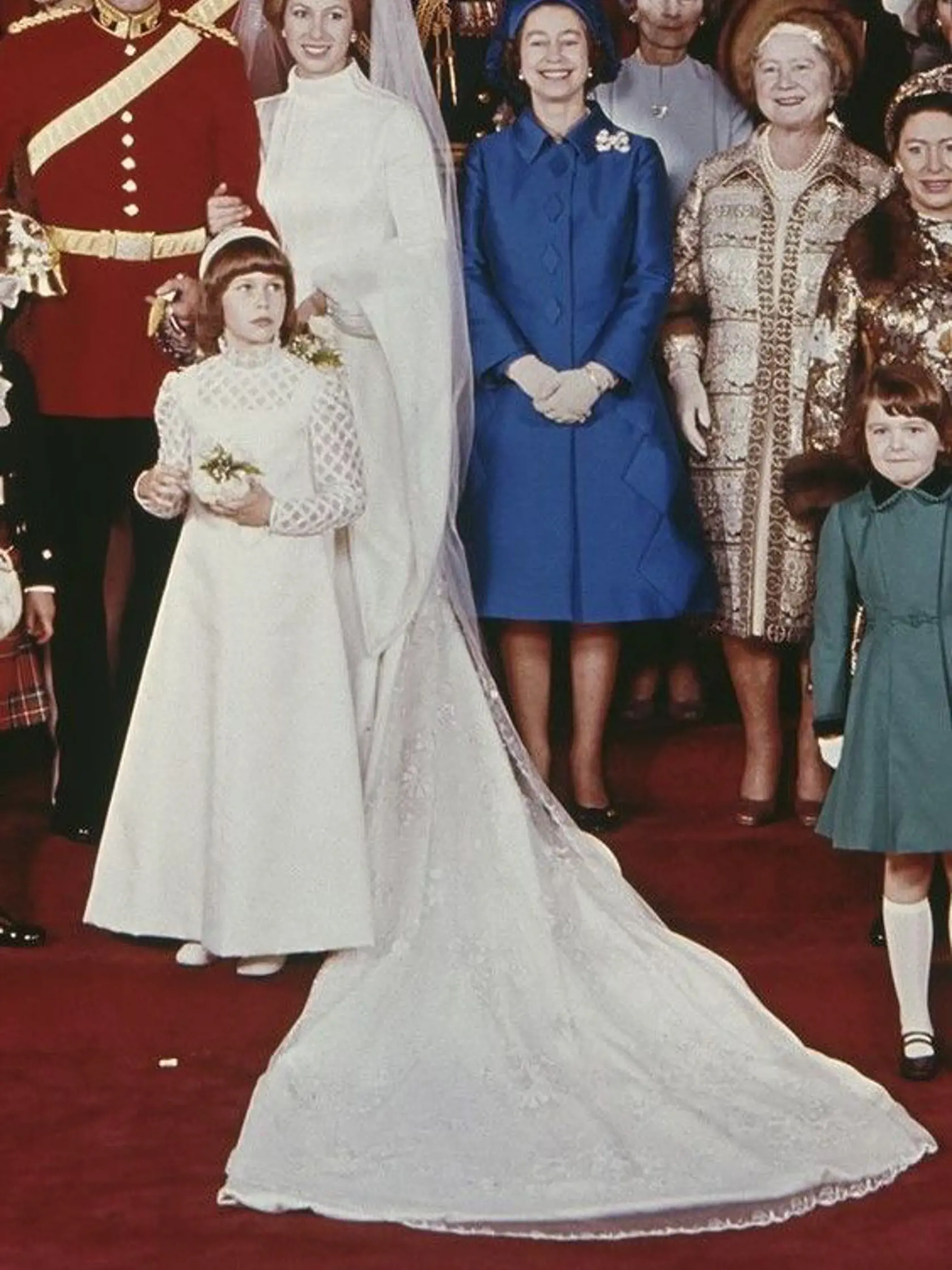 Priaznivci Anne si myslia, že princezná bola oveľa krajšia nevesta ako Kate či Meghan. Niektorí si všimli aj zvláštny úsmev jej matky kráľovnej Alžbety II. Zrejme sa tešila, že dcéra je už pod čepcom.