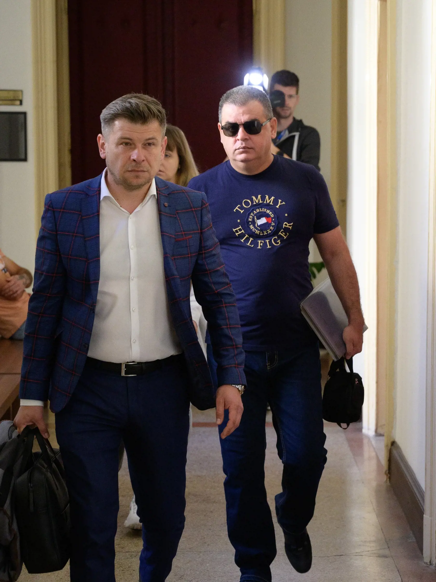 Na snímke obžalovaný majiteľ modelingovej agentúry Peter R. (vpravo) prichádza do pojednávacej siene na Okresnom súde v Nitre 19. mája 2022. Peter R. je obžalovaný z obzvlášť závažného zločinu sexuálneho zneužívania. Ide až o 44 skutkov a 25 poškodených. Tie vypovedajú aj ako svedkyne. Keď ich zneužil, niektoré aj opakovane, mali dvanásť až šestnásť rokov.