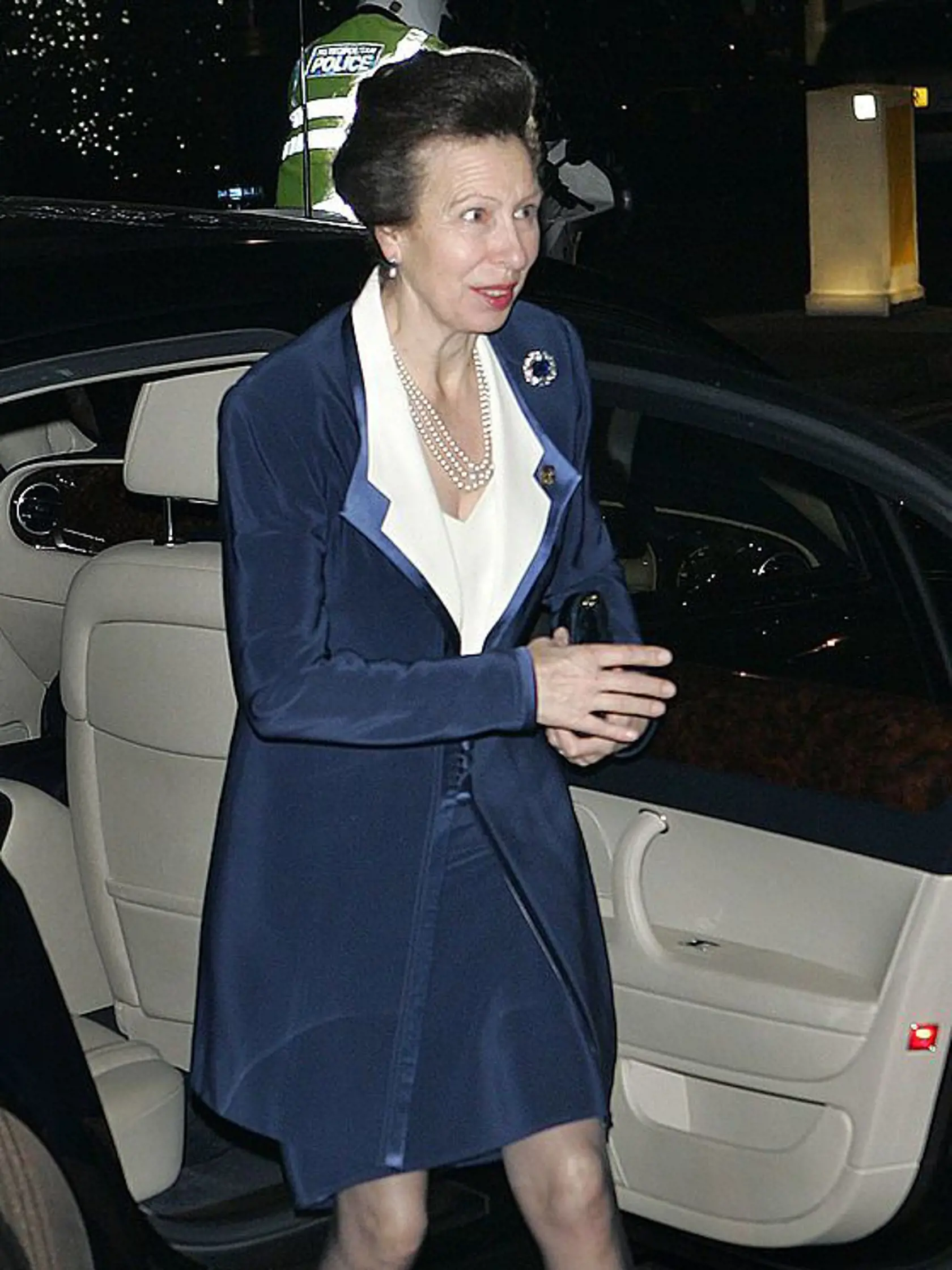 Princezná Anne kráča na recepciu, ktorá sa konala v istom londýnskom klube. A opäť má šaty nad kolená. Napriek veku to vôbec nepôsobí rušivo, práve naopak.