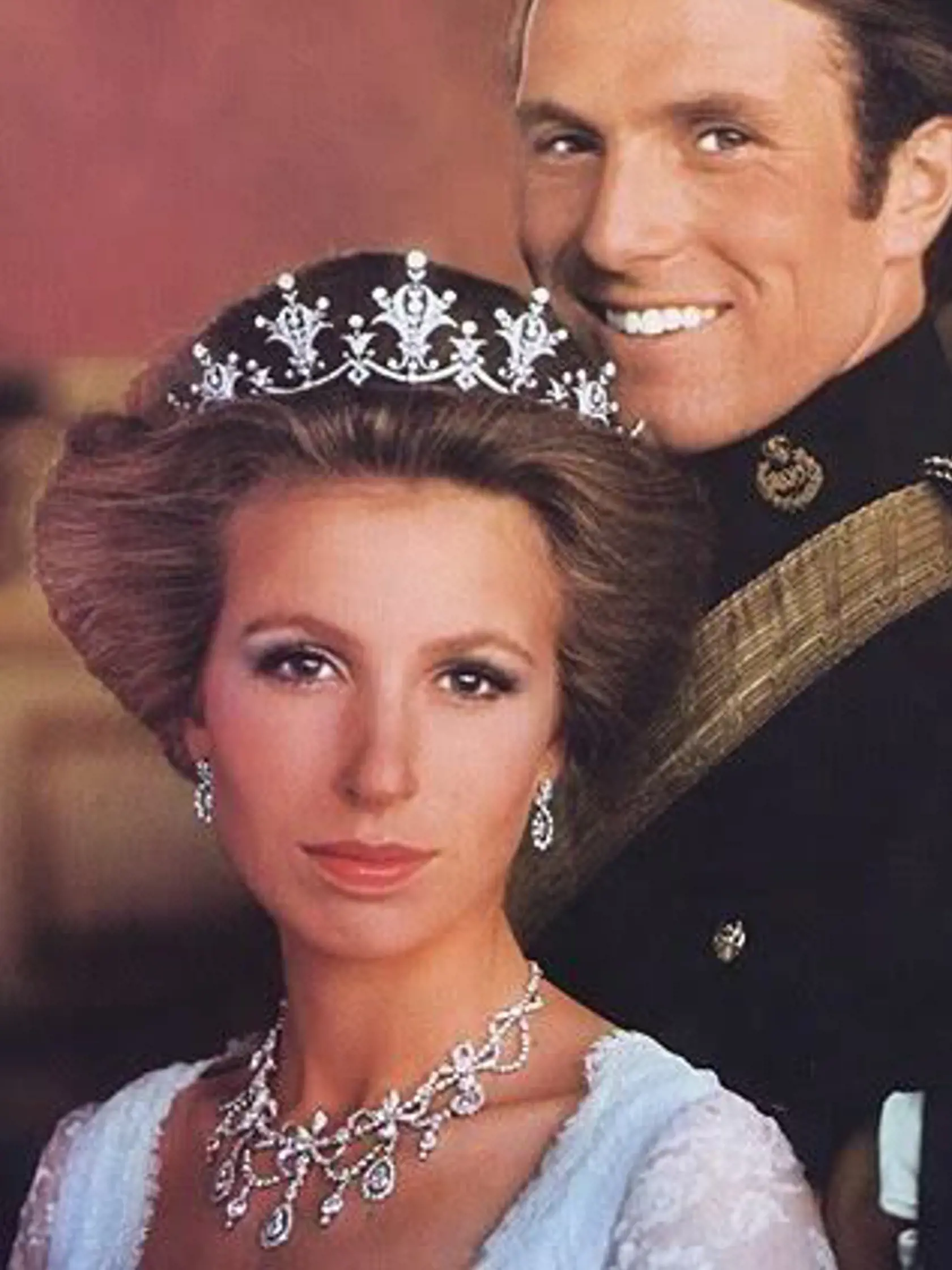 Princezná s manželom vyzerajú zaľúbené. A opäť si zopár Britov neodpustilo superlatívy na výzor princeznej. " Má krásnu tvár a vlasy. Milujeme ju!"