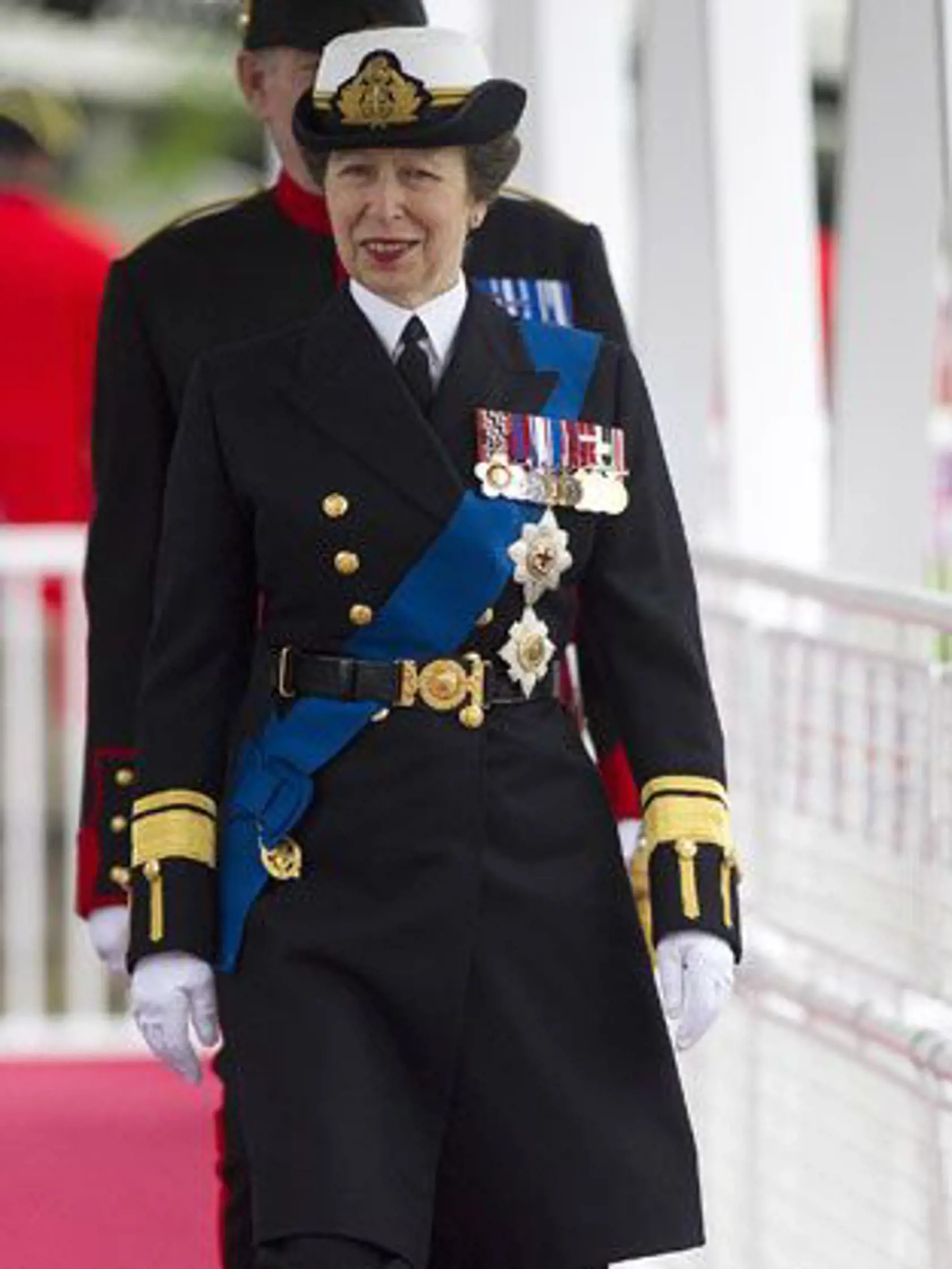 V uniforme to Anne pristane. Dôvodom je, že ma štíhlu vysokú postavu a čiapka resp. klobúk jej na hlave dobre sedí, keďže princezná má krásne husté vlasy, vždy pekne učesané.