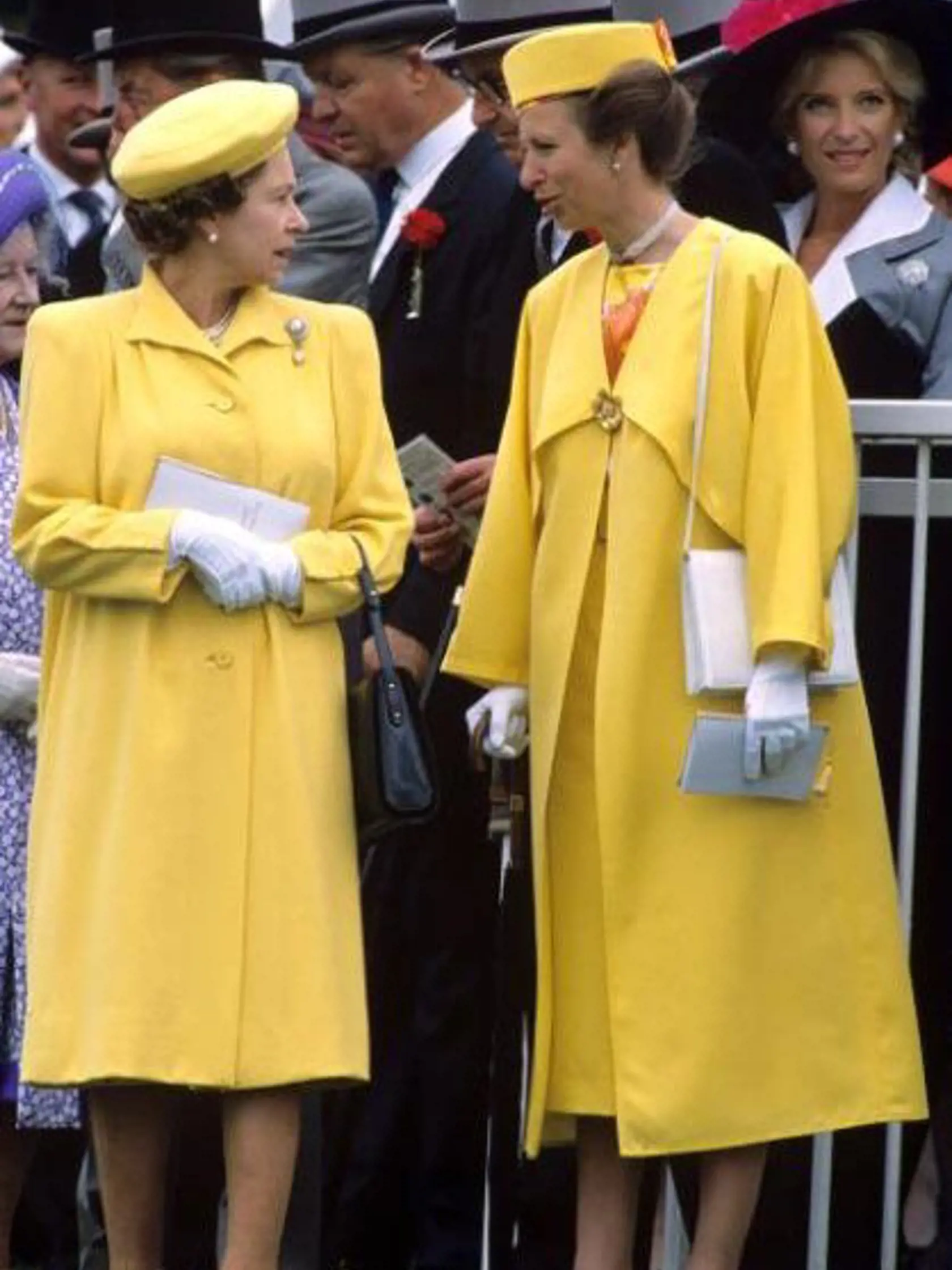 Takto nádherne vyzerali kráľovná s princeznou. Neobvyklý bol ich outfit, ktorý doplnili klobúkmi rovnakej farby.