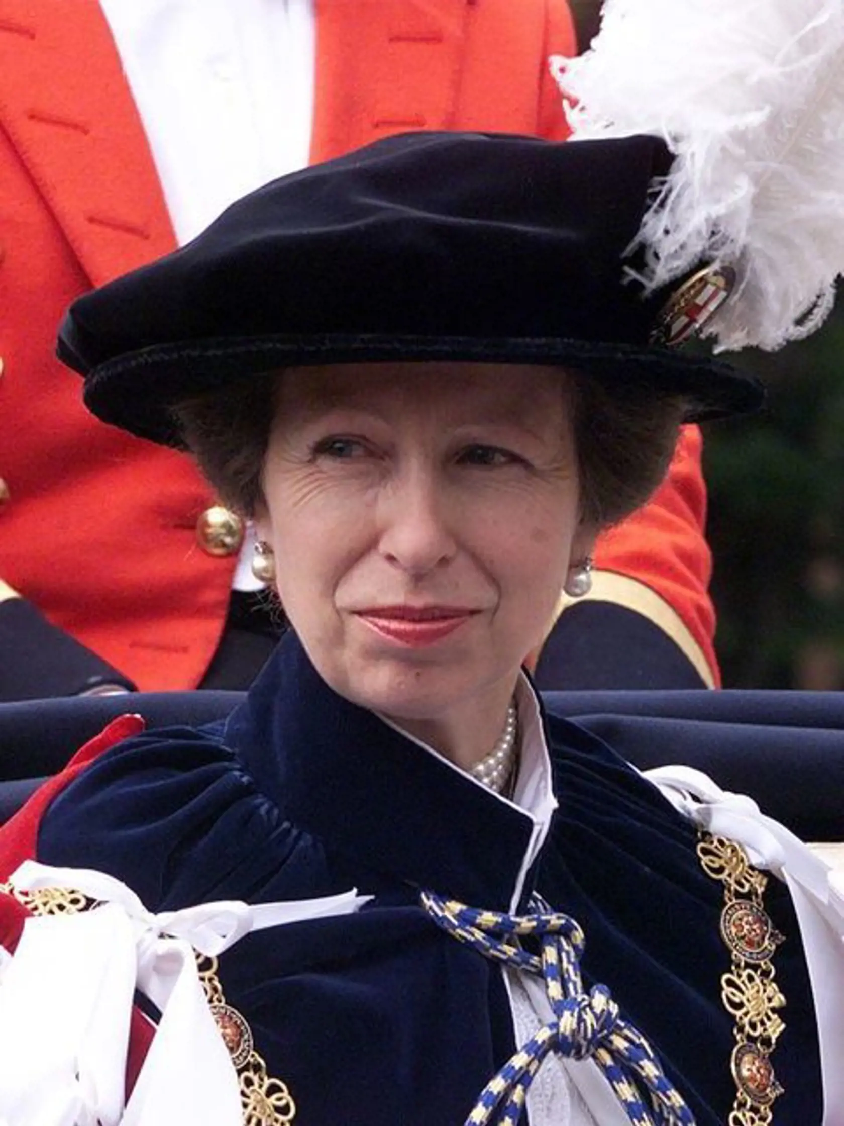 Princezná v klobúku s chocholom počas sprievodu slávnosti Podväzkového radu na hrade Windsor.