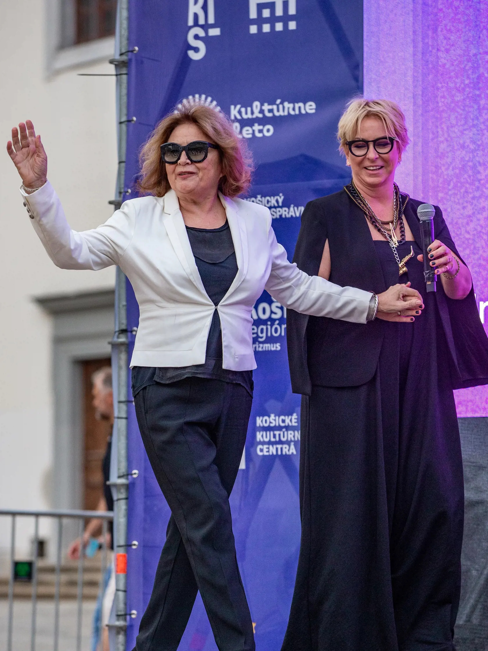 Slávnostné otvorenie “ Kino pod hviezdami” , ktoré sa uskutočnilo na Hlavnom námestí v Bratislave. Na snímke je Emília Vášáryová a Wanda Adamík Hrycová. 