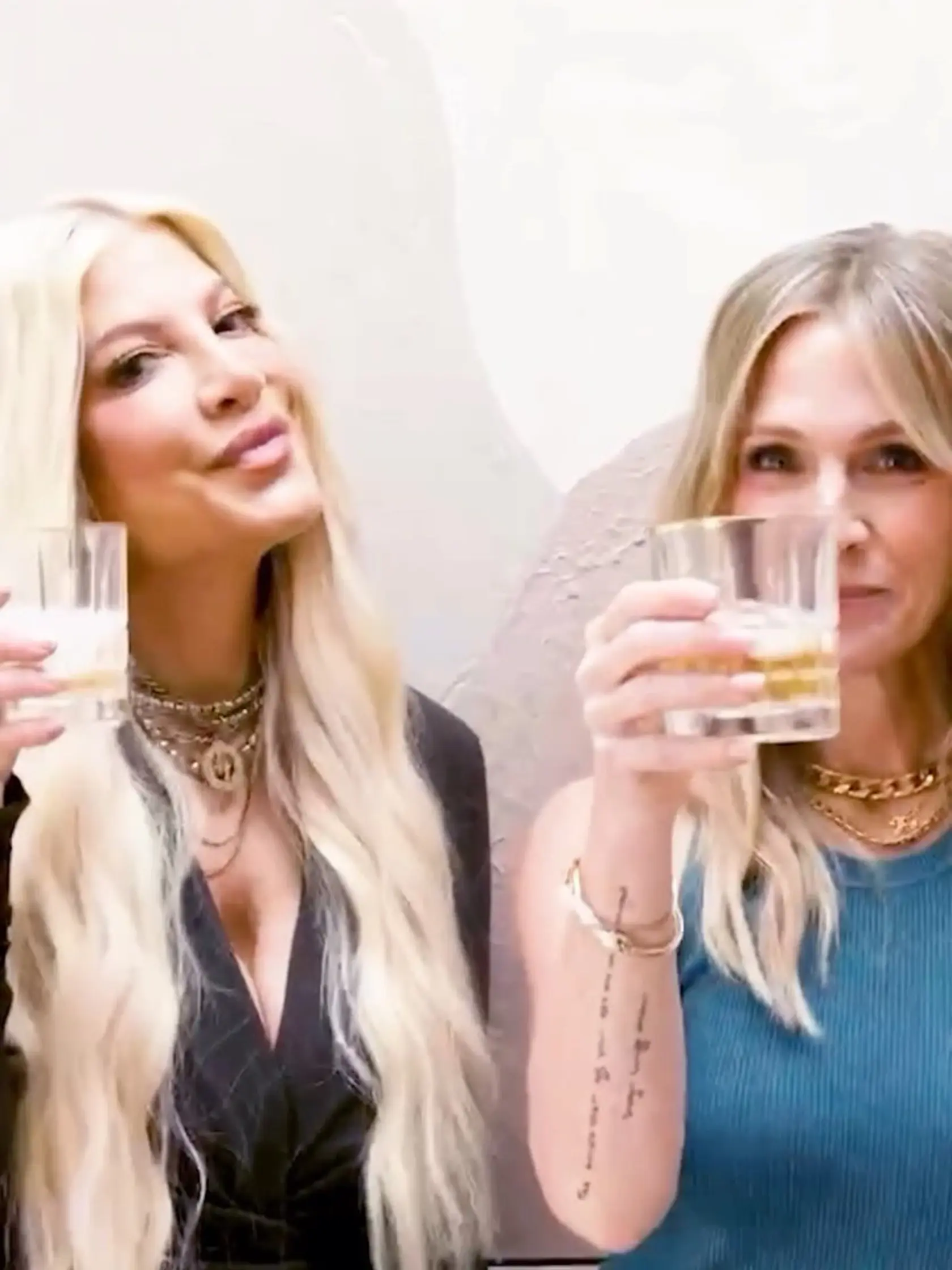 Tori a Jennie predstavujú novú kolekciu.