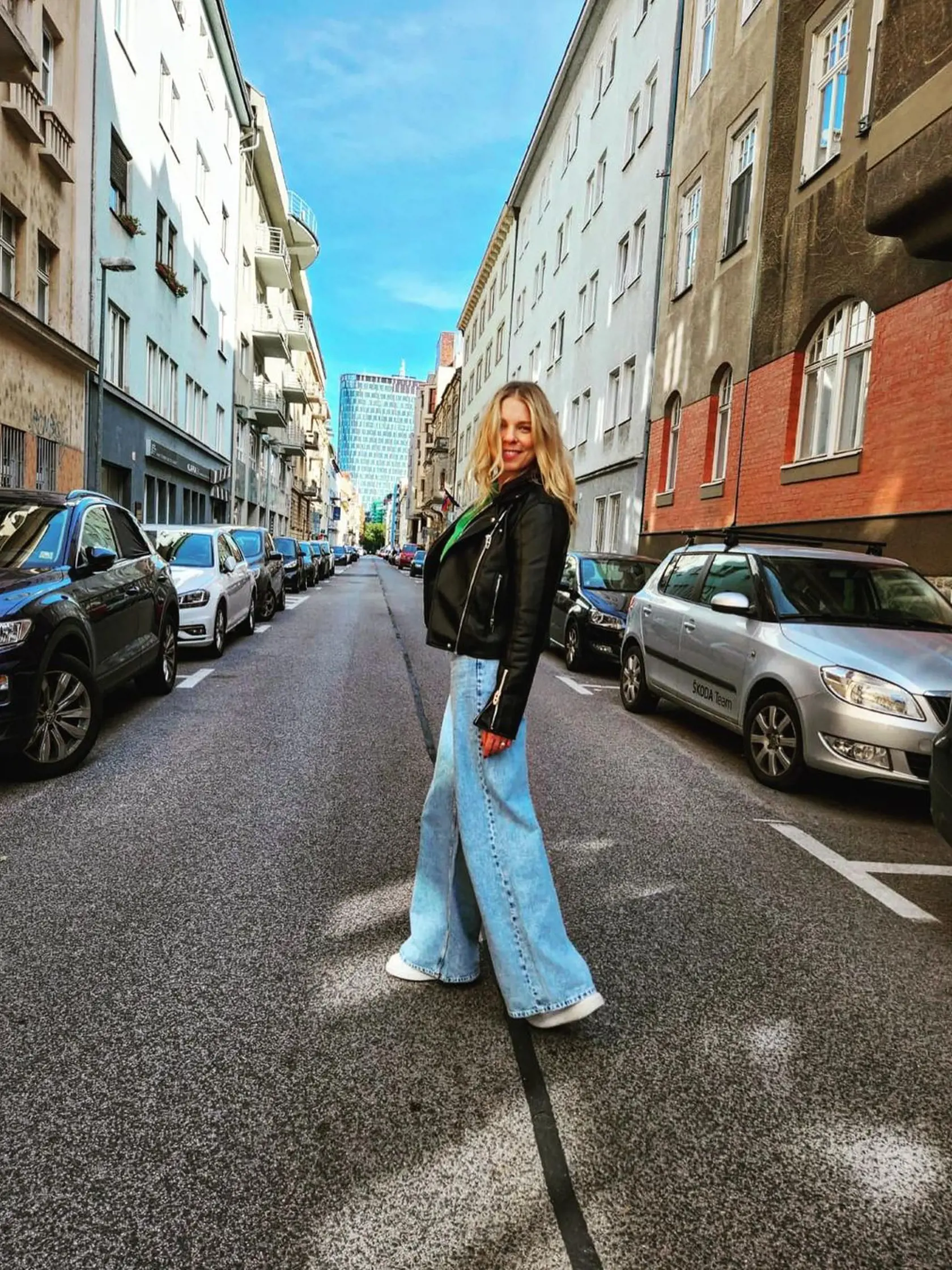 Veronika sa ukázala v božských retro rifliach. A veľmi jej pristanú!