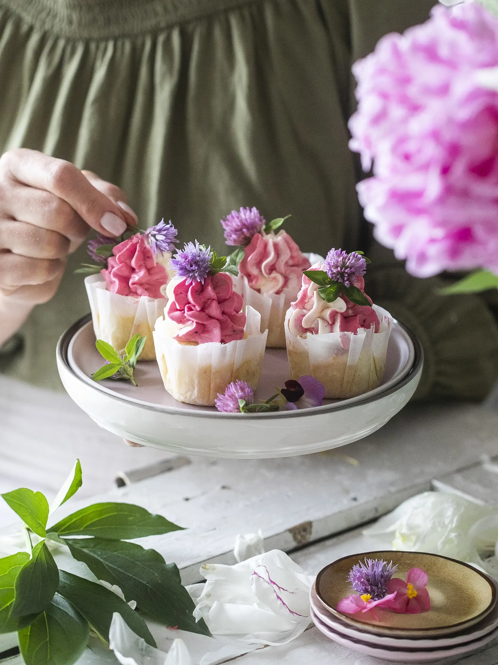 tonka cupcaky s malinovým krémom

recept:
12 KUSOV, PRÍPRAVA 35 MINÚT, PEČENIE 18 AŽ 20 MINÚT
Na cupcaky:
• 150 g hladkej múky • 1 a pol lyžičky kypriaceho prášku • štipka soli
• 115 g masla • 120 g krupicového cukru • 8 g tonka cukru • 2 vajcia L
• 60 ml plnotučného mlieka
Na malinový krém:
• 150 g malín • 3 lyžice kryštálového cukru • štvrť lyžičky kukuričného škrobu • 115 g masla • 50 g práškového cukru • 1 lyžička vanilkového extraktu
• 2 lyžice malinového