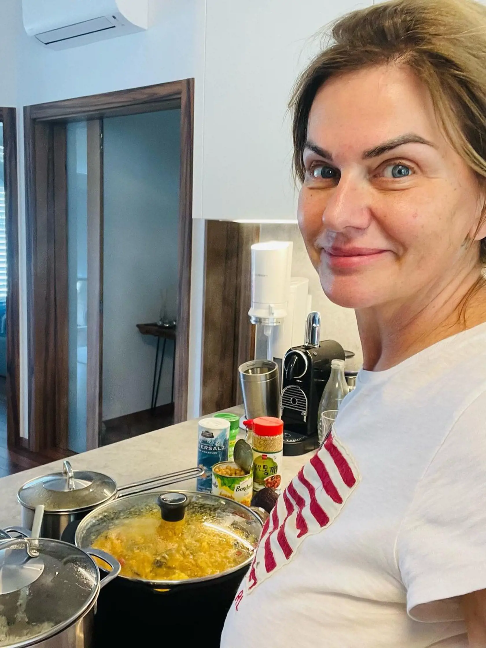 V KUCHYNI. "Ráno šport, teraz už varíme obed. Vegetariánske kari s ryžou so sezamom a pre Leušku z rovnakej zeleninky polievku s písmenkami🧚🙏🏻❤️," píše Beňová.