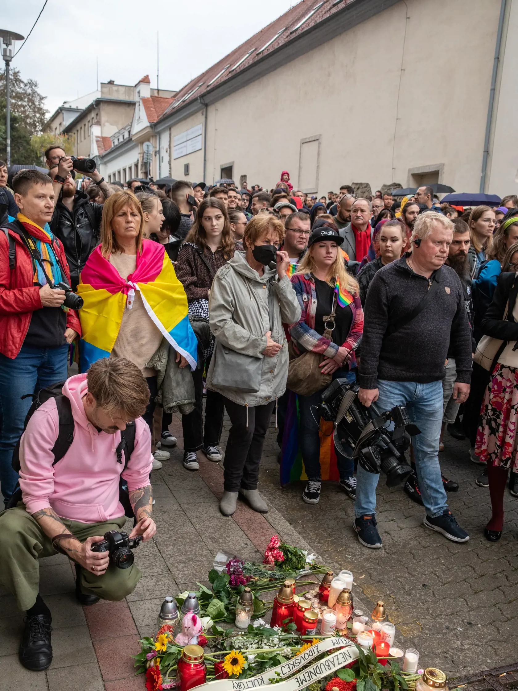 Na snímke je pochod za odsúdenie nenávisti proti LGBTI, ktorý nadväzuje na nedávne nešťastné udalosti na Zámockej ulici. Na pochode vyjadrili tisíce ľudí rešpekt voči homosexuálne orientovaným ľudom a vystúpili tiež niektorí politici, vrátane Eduarda Hegera a Zuzany Čaputovej.