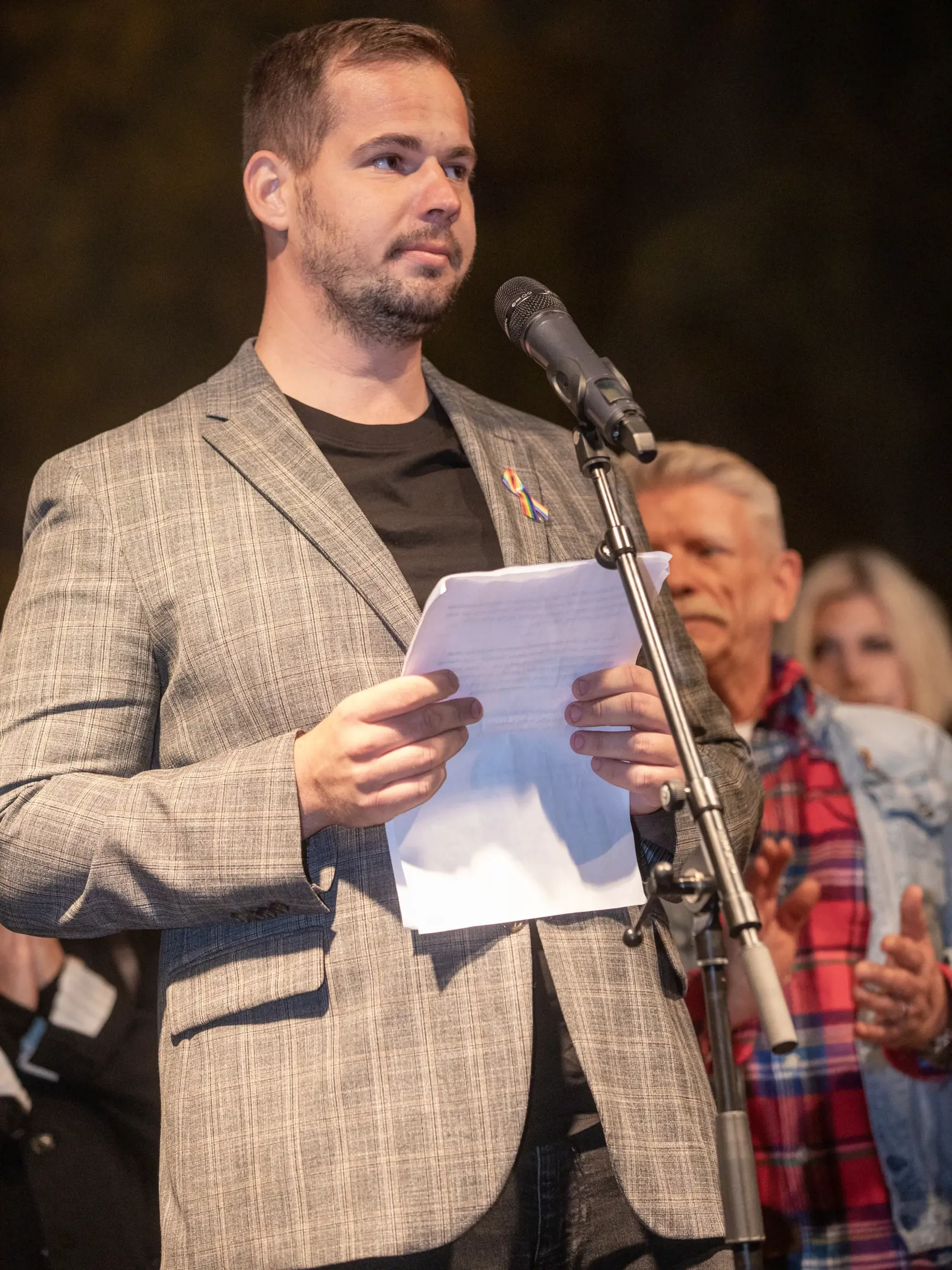 Na snímke je pochod za odsúdenie nenávisti proti LGBTI, ktorý nadväzuje na nedávne nešťastné udalosti na Zámockej ulici. Na pochode vyjadrili tisíce ľudí rešpekt voči homosexuálne orientovaným ľudom a vystúpili tiež niektorí politici, vrátane Eduarda Hegera a Zuzany Čaputovej. Na fotke je  slovenský internetový komik Fero Joke.