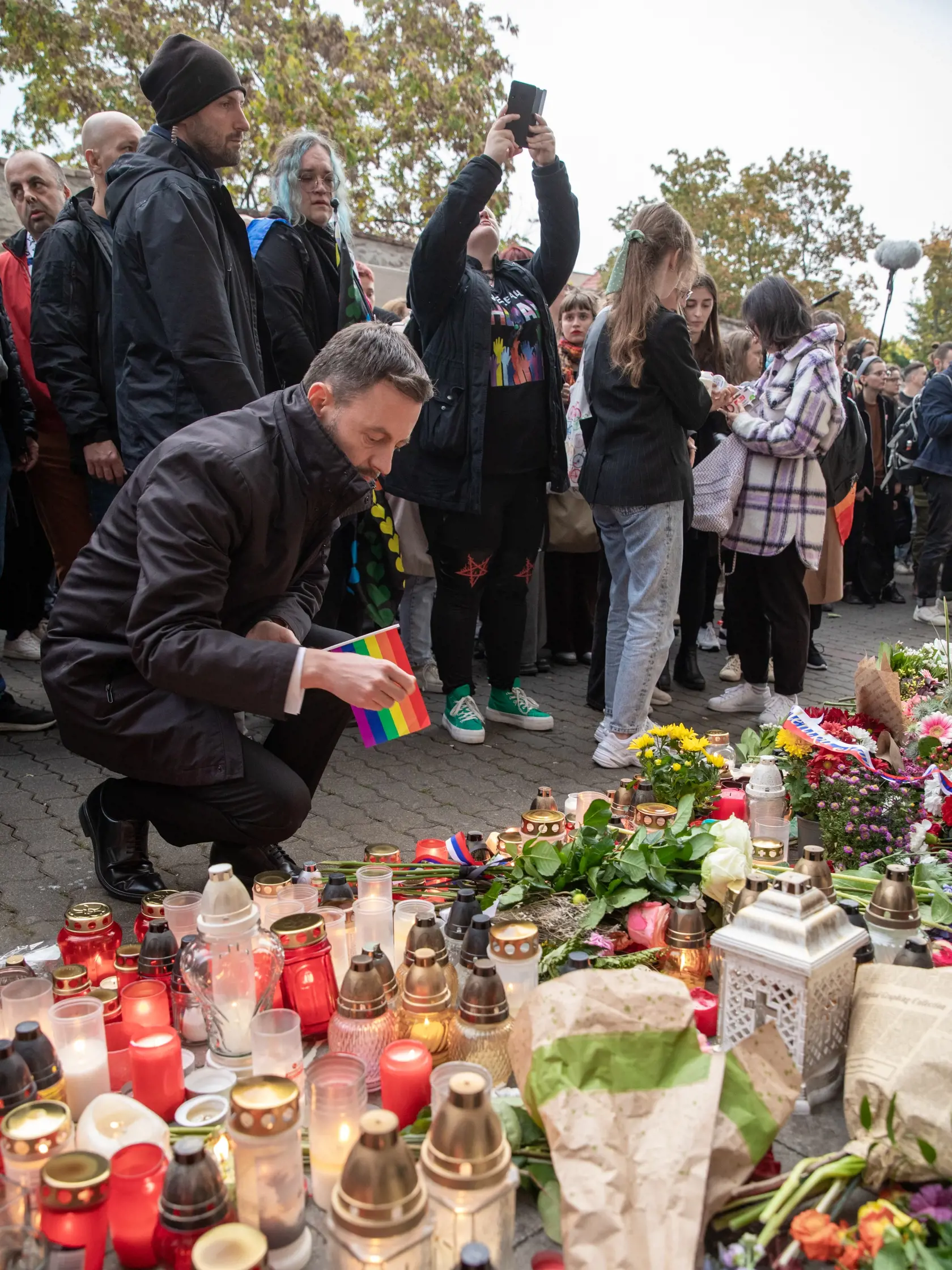 Na snímke je pochod za odsúdenie nenávisti proti LGBTI, ktorý nadväzuje na nedávne nešťastné udalosti na Zámockej ulici. Na pochode vyjadrili tisíce ľudí rešpekt voči homosexuálne orientovaným ľudom a vystúpili tiež niektorí politici, vrátane Eduarda Hegera a Zuzany Čaputovej. Na fotke je premiér Eduard Heger.