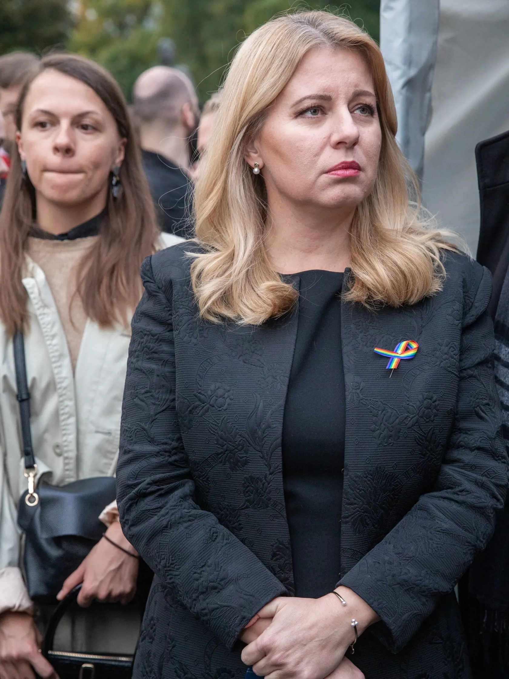 Na snímke je pochod za odsúdenie nenávisti proti LGBTI, ktorý nadväzuje na nedávne nešťastné udalosti na Zámockej ulici. Na pochode vyjadrili tisíce ľudí rešpekt voči homosexuálne orientovaným ľudom a vystúpili tiež niektorí politici, vrátane Eduarda Hegera a Zuzany Čaputovej. Na fotke je  Prezidentka Zuzana Čaputová.
