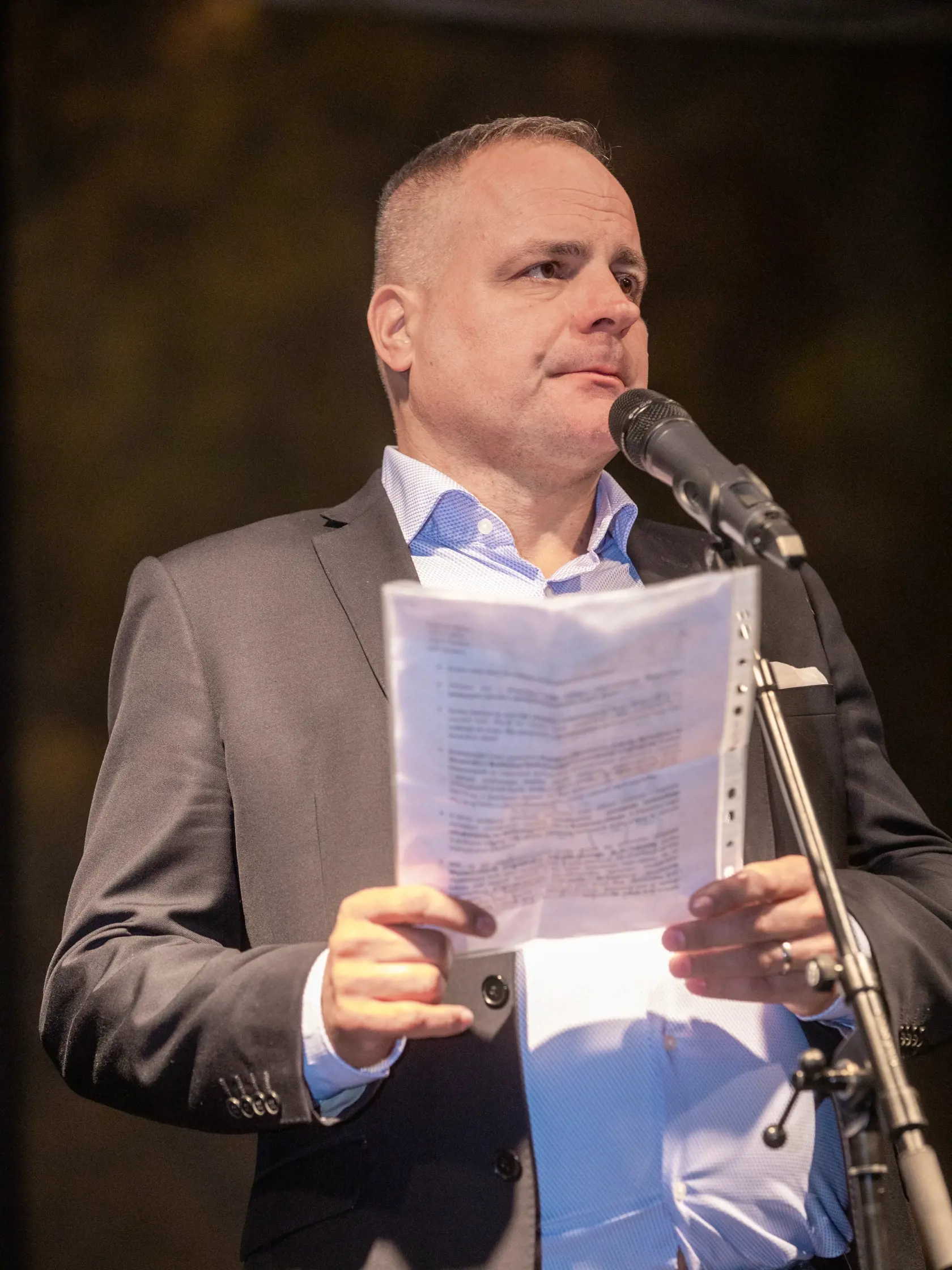 Na snímke je pochod za odsúdenie nenávisti proti LGBTI, ktorý nadväzuje na nedávne nešťastné udalosti na Zámockej ulici. Na pochode vyjadrili tisíce ľudí rešpekt voči homosexuálne orientovaným ľudom a vystúpili tiež niektorí politici, vrátane Eduarda Hegera a Zuzany Čaputovej. Na fotke je  predseda Bratislavského samosprávneho kraja Juraj Droba.