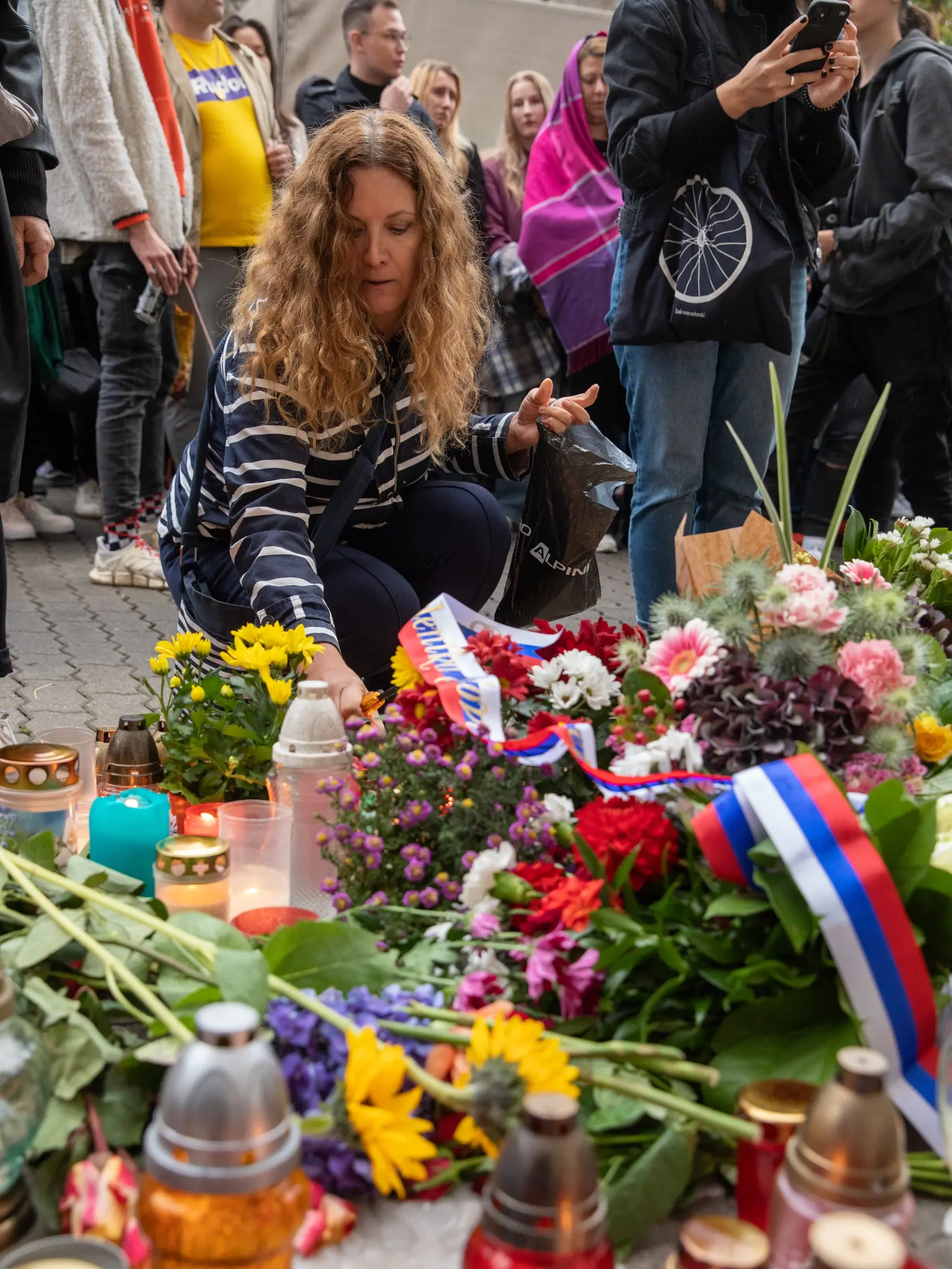 Na snímke je pochod za odsúdenie nenávisti proti LGBTI, ktorý nadväzuje na nedávne nešťastné udalosti na Zámockej ulici. Na pochode vyjadrili tisíce ľudí rešpekt voči homosexuálne orientovaným ľudom a vystúpili tiež niektorí politici, vrátane Eduarda Hegera a Zuzany Čaputovej.