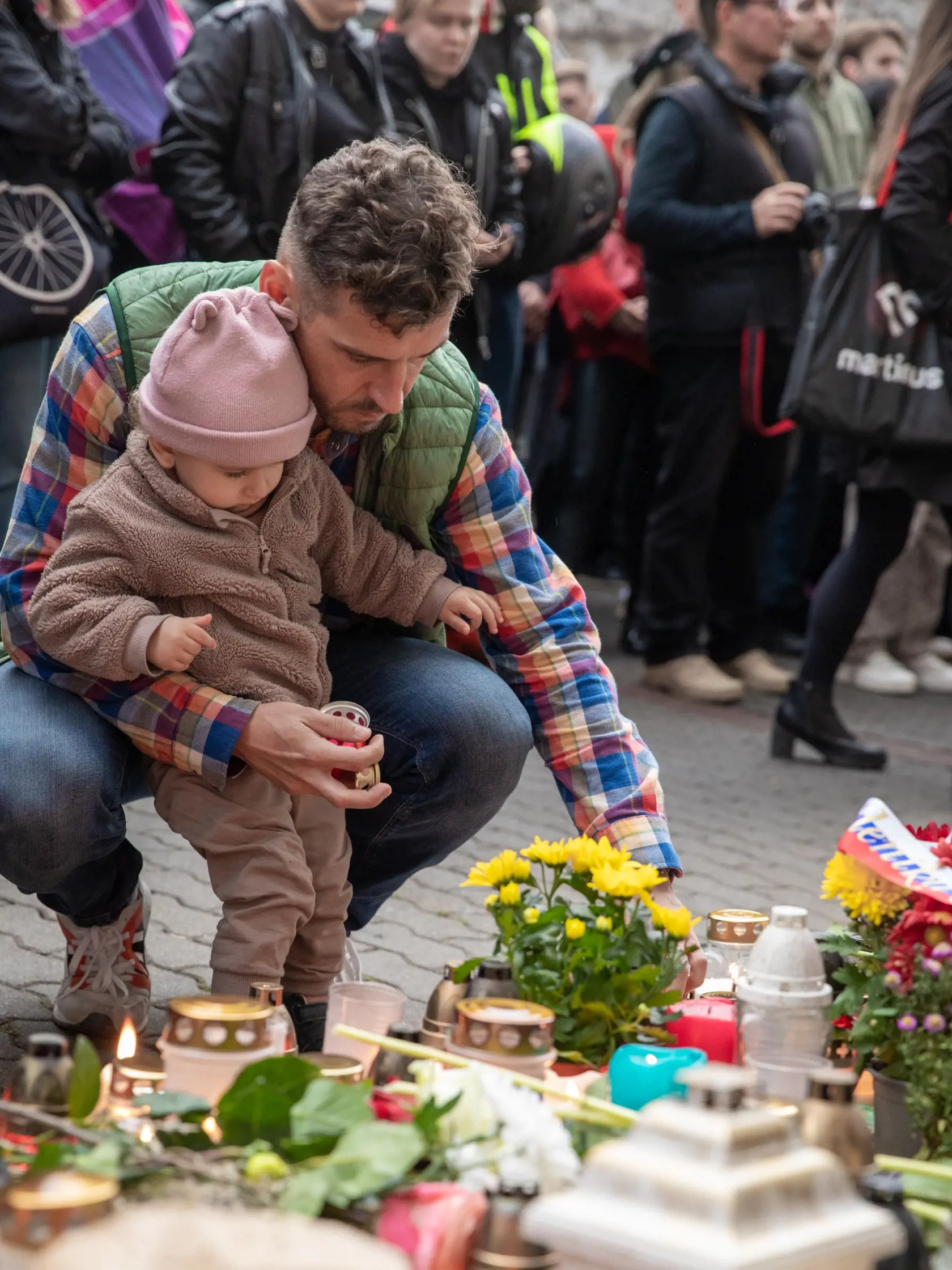 Na snímke je pochod za odsúdenie nenávisti proti LGBTI, ktorý nadväzuje na nedávne nešťastné udalosti na Zámockej ulici. Na pochode vyjadrili tisíce ľudí rešpekt voči homosexuálne orientovaným ľudom a vystúpili tiež niektorí politici, vrátane Eduarda Hegera a Zuzany Čaputovej.