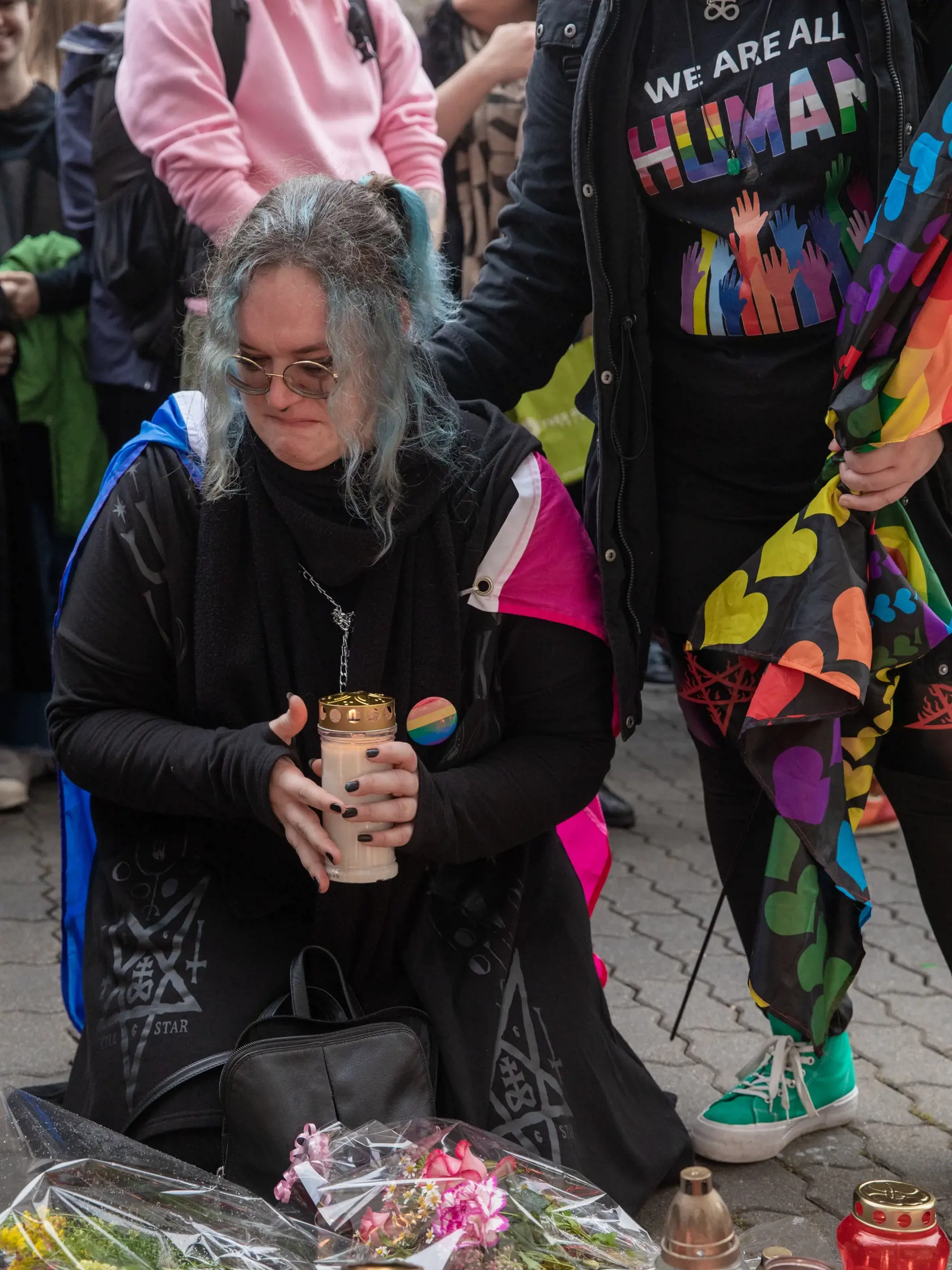 Na snímke je pochod za odsúdenie nenávisti proti LGBTI, ktorý nadväzuje na nedávne nešťastné udalosti na Zámockej ulici. Na pochode vyjadrili tisíce ľudí rešpekt voči homosexuálne orientovaným ľudom a vystúpili tiež niektorí politici, vrátane Eduarda Hegera a Zuzany Čaputovej.