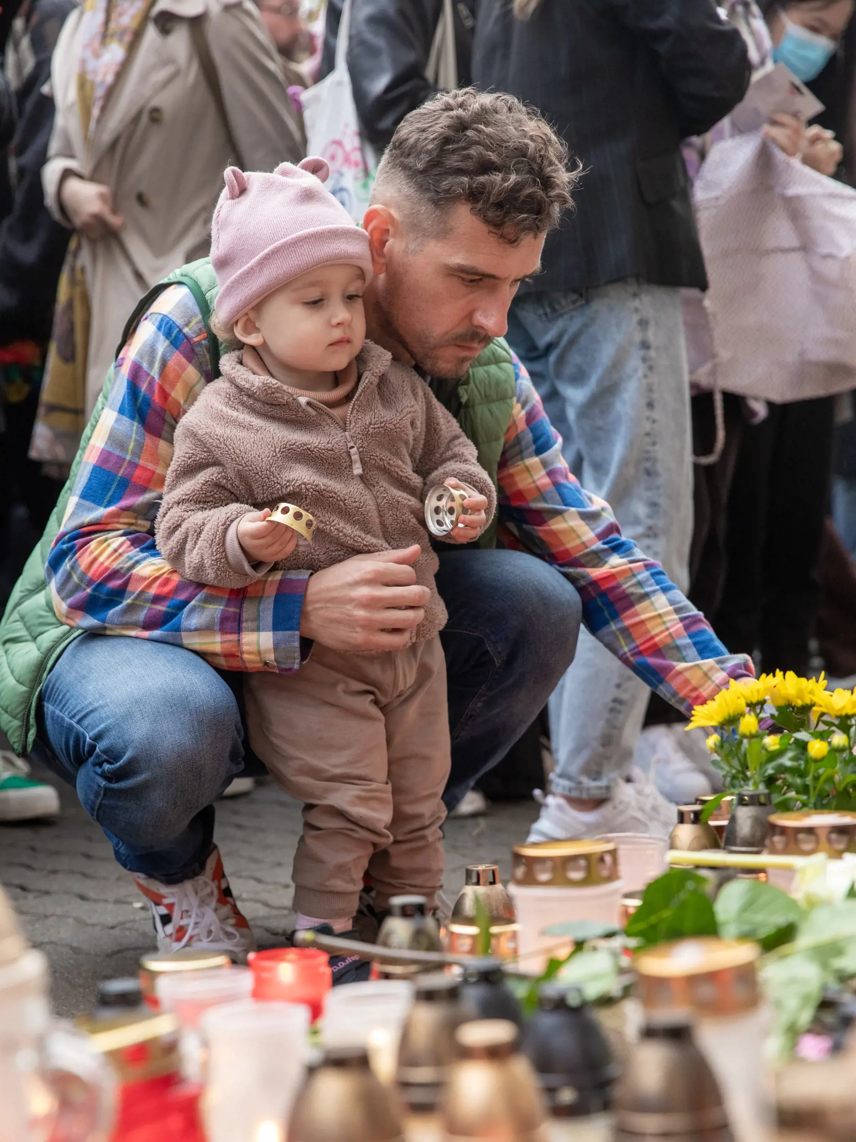 Na snímke je pochod za odsúdenie nenávisti proti LGBTI, ktorý nadväzuje na nedávne nešťastné udalosti na Zámockej ulici. Na pochode vyjadrili tisíce ľudí rešpekt voči homosexuálne orientovaným ľudom a vystúpili tiež niektorí politici, vrátane Eduarda Hegera a Zuzany Čaputovej.