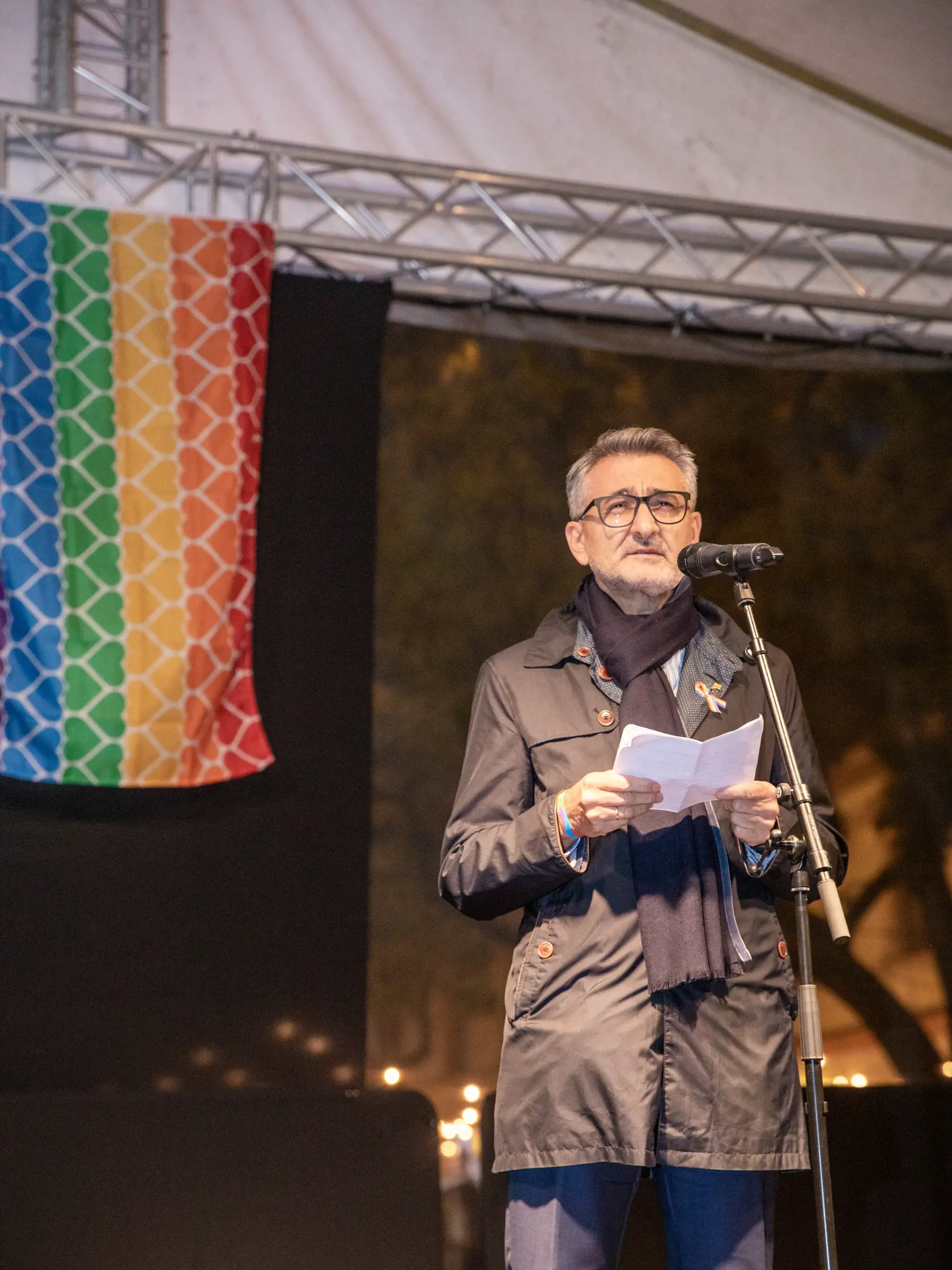 Na snímke je pochod za odsúdenie nenávisti proti LGBTI, ktorý nadväzuje na nedávne nešťastné udalosti na Zámockej ulici. Na pochode vyjadrili tisíce ľudí rešpekt voči homosexuálne orientovaným ľudom a vystúpili tiež niektorí politici, vrátane Eduarda Hegera a Zuzany Čaputovej.