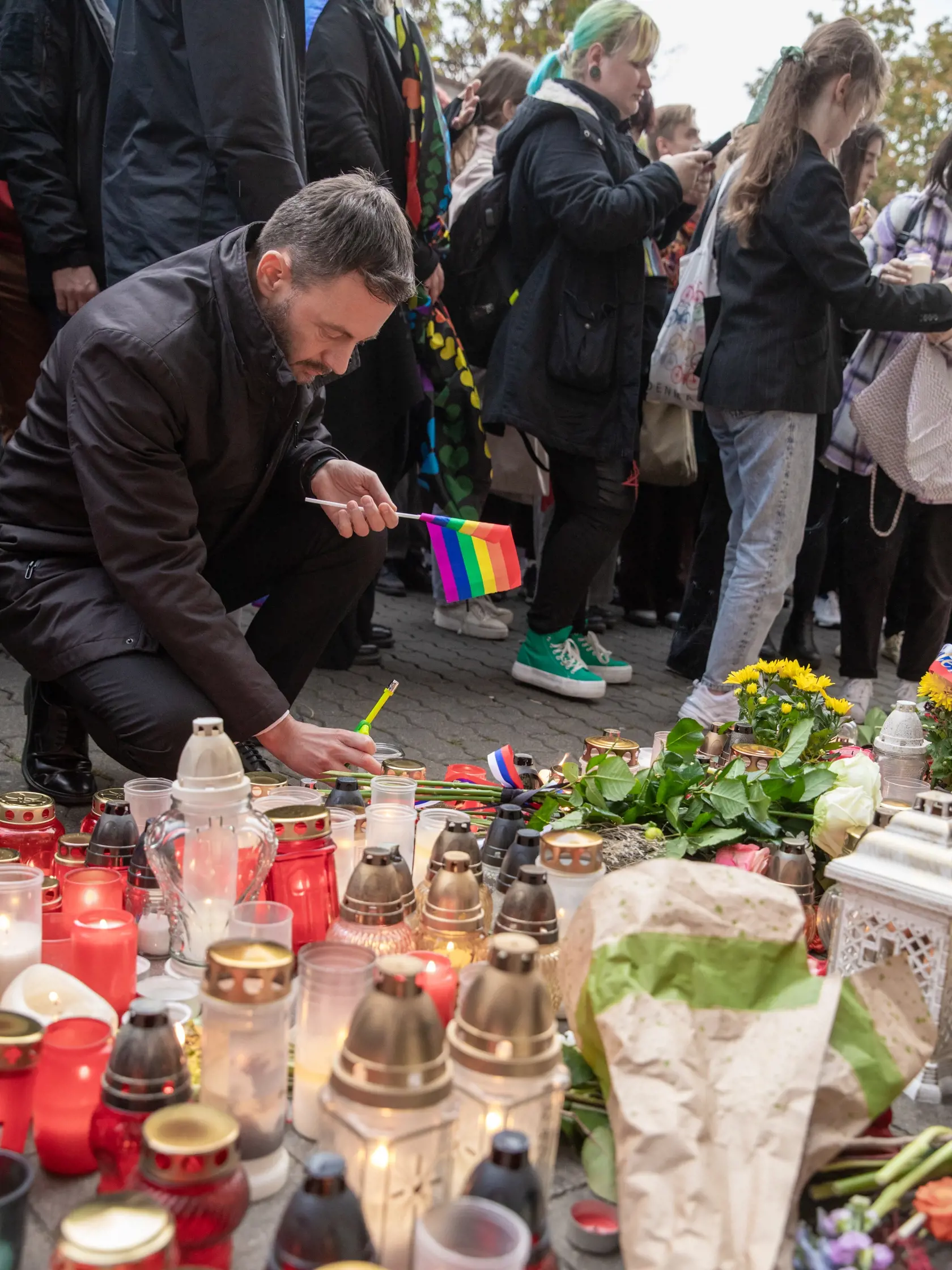 Na snímke je pochod za odsúdenie nenávisti proti LGBTI, ktorý nadväzuje na nedávne nešťastné udalosti na Zámockej ulici. Na pochode vyjadrili tisíce ľudí rešpekt voči homosexuálne orientovaným ľudom a vystúpili tiež niektorí politici, vrátane Eduarda Hegera a Zuzany Čaputovej. Na fotke je premiér Eduard Heger.