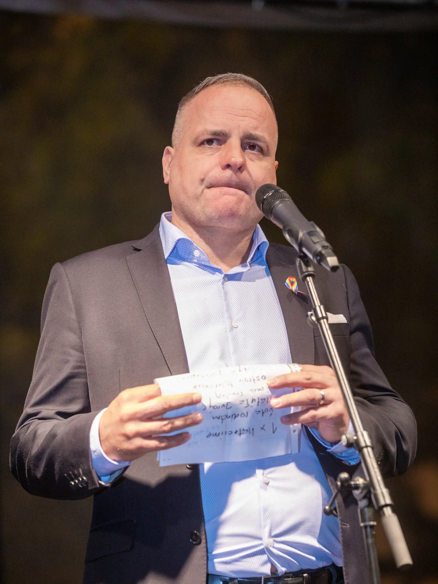 Na snímke je pochod za odsúdenie nenávisti proti LGBTI, ktorý nadväzuje na nedávne nešťastné udalosti na Zámockej ulici. Na pochode vyjadrili tisíce ľudí rešpekt voči homosexuálne orientovaným ľudom a vystúpili tiež niektorí politici, vrátane Eduarda Hegera a Zuzany Čaputovej. Na fotke je  predseda Bratislavského samosprávneho kraja Juraj Droba.