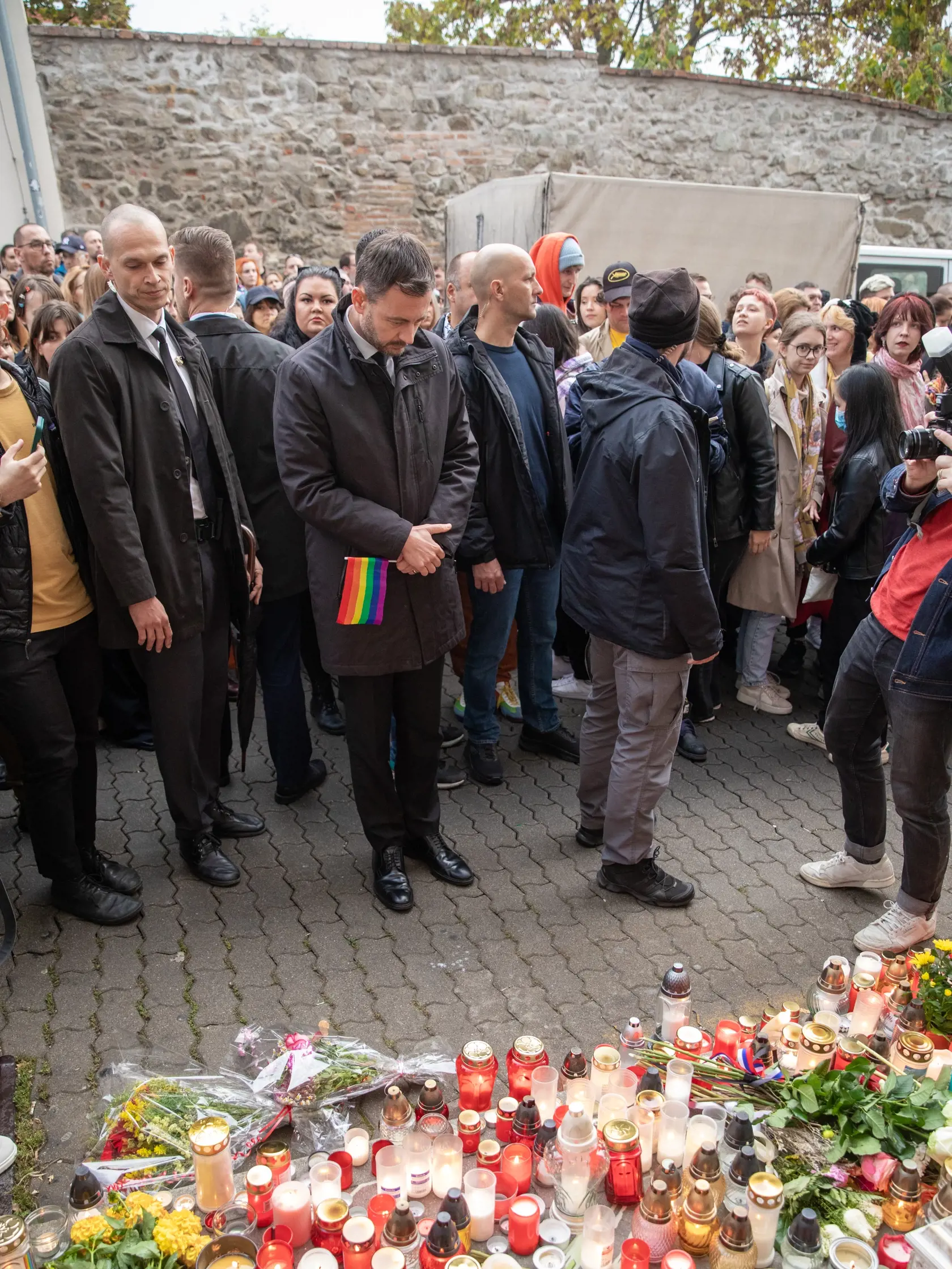 Na snímke je pochod za odsúdenie nenávisti proti LGBTI, ktorý nadväzuje na nedávne nešťastné udalosti na Zámockej ulici. Na pochode vyjadrili tisíce ľudí rešpekt voči homosexuálne orientovaným ľudom a vystúpili tiež niektorí politici, vrátane Eduarda Hegera a Zuzany Čaputovej. Na fotke je premiér Eduard Heger.