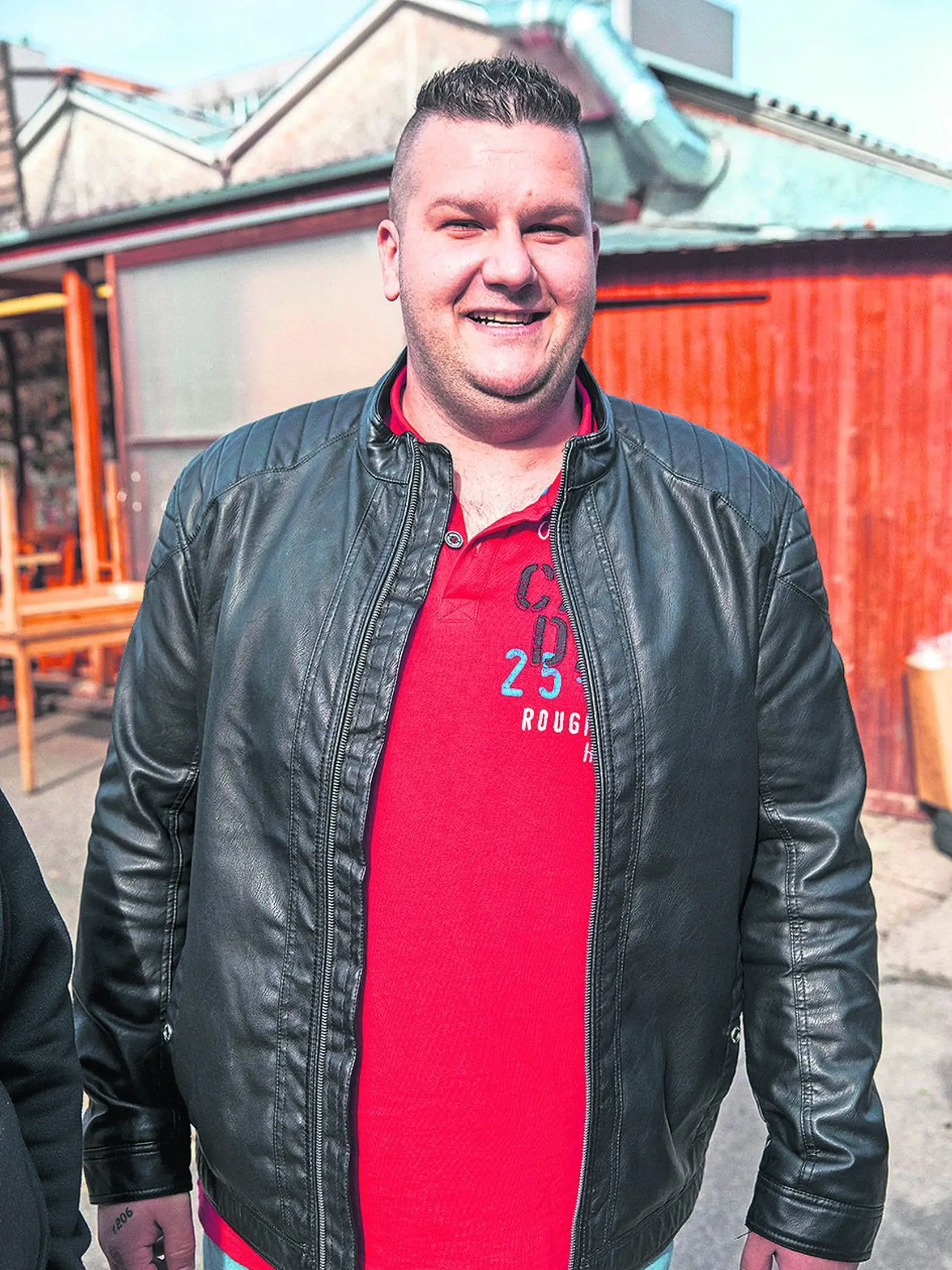 Anketa denníka Plus JEDEN DEŇ s bežnými občanmi. Patrik (30) na otázku či súhlasí so znovuzavedením povinnej vojenčiny reagoval: „Asi áno, mládeži by sa to zišlo a určite na rok."