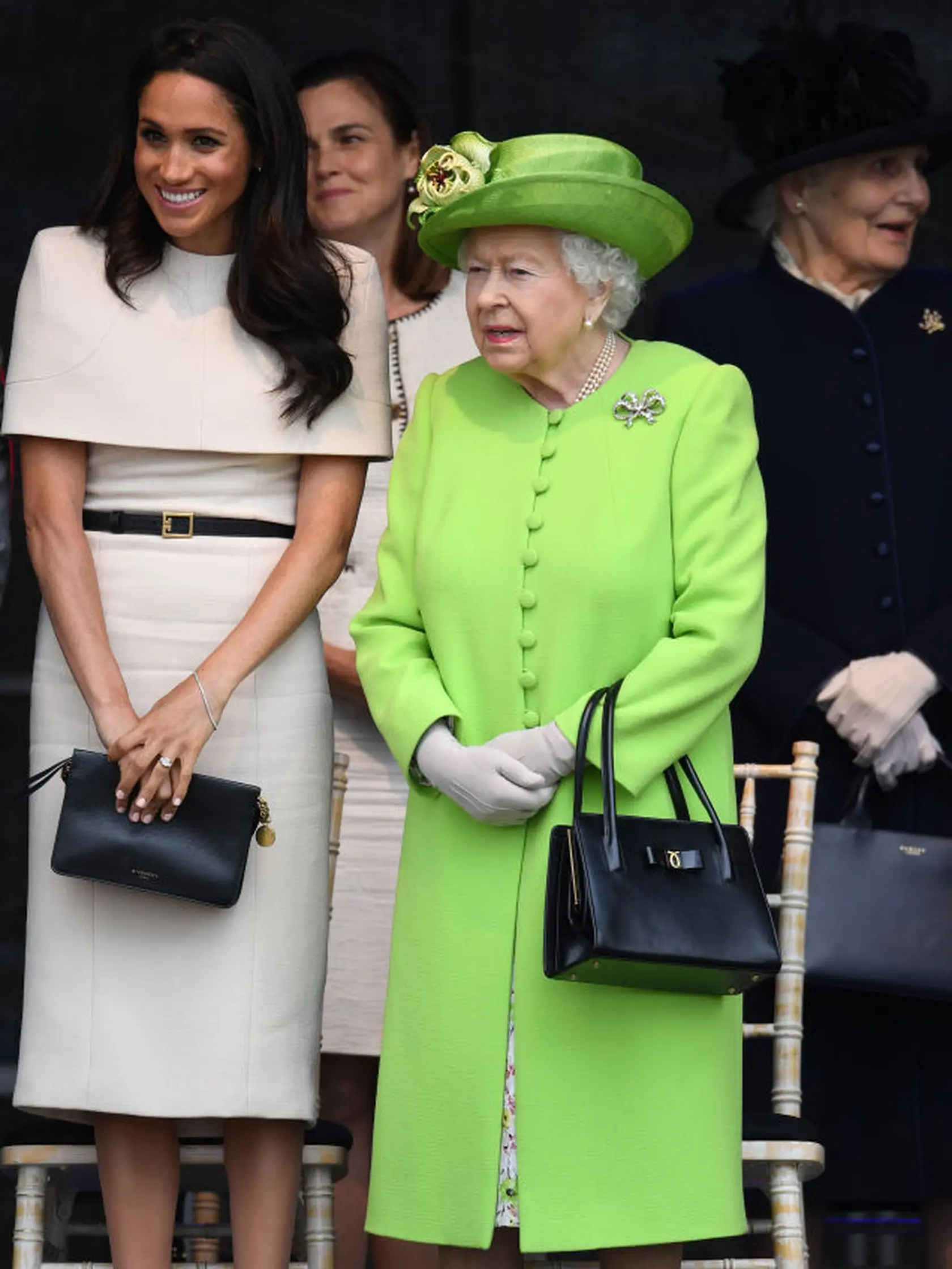 Meghan Markle na archívnej snímke s Alžbetou, keď ešte kráľovná netušila, čo herečka v ich rodine spôsobí.