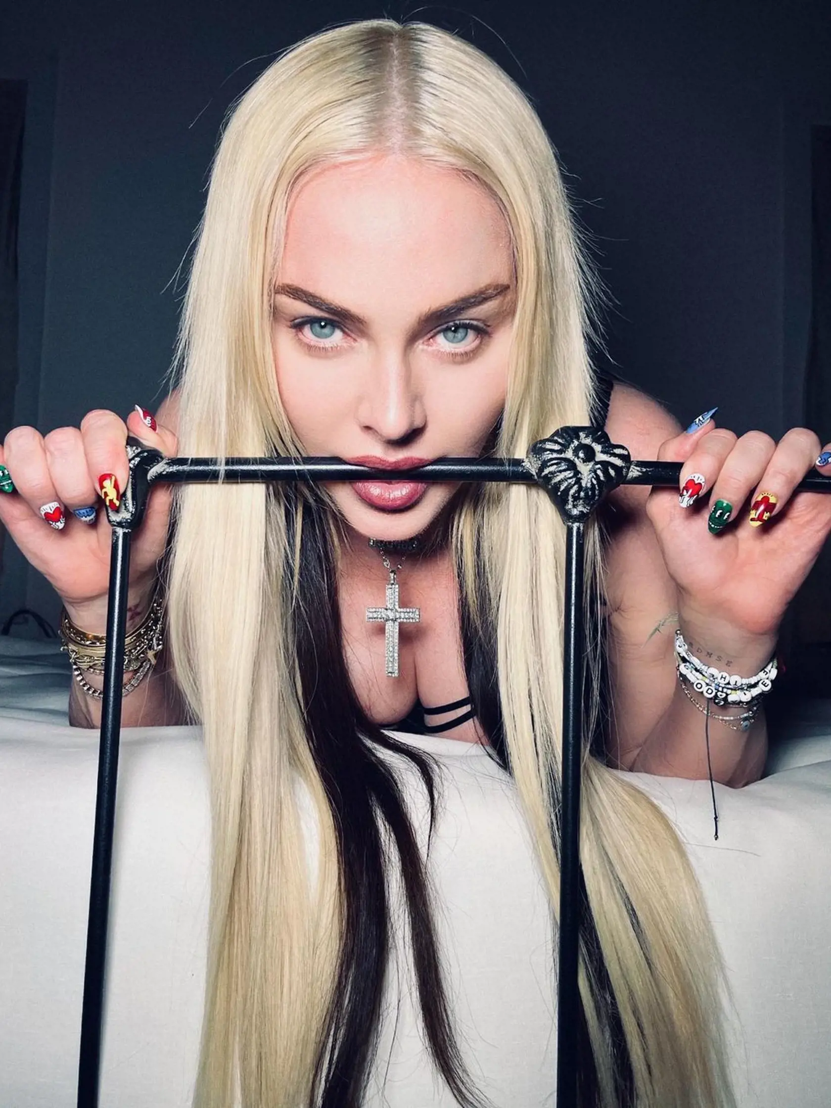 Jej ohromení fanúšikovia rýchlo zaplavili sekciu komentárov k obrázku, pričom väčšina bola šokovaná z „porno“ záberov, ktoré považovali za „nedôstojné“ a alarmujúce. „Toto už začína byť trochu trápne. Vaše deti musia byť na vás také hrdé. Prestaňte ukazovať svoje... videli sme toho už dosť," napísal jeden z fanúšikov.