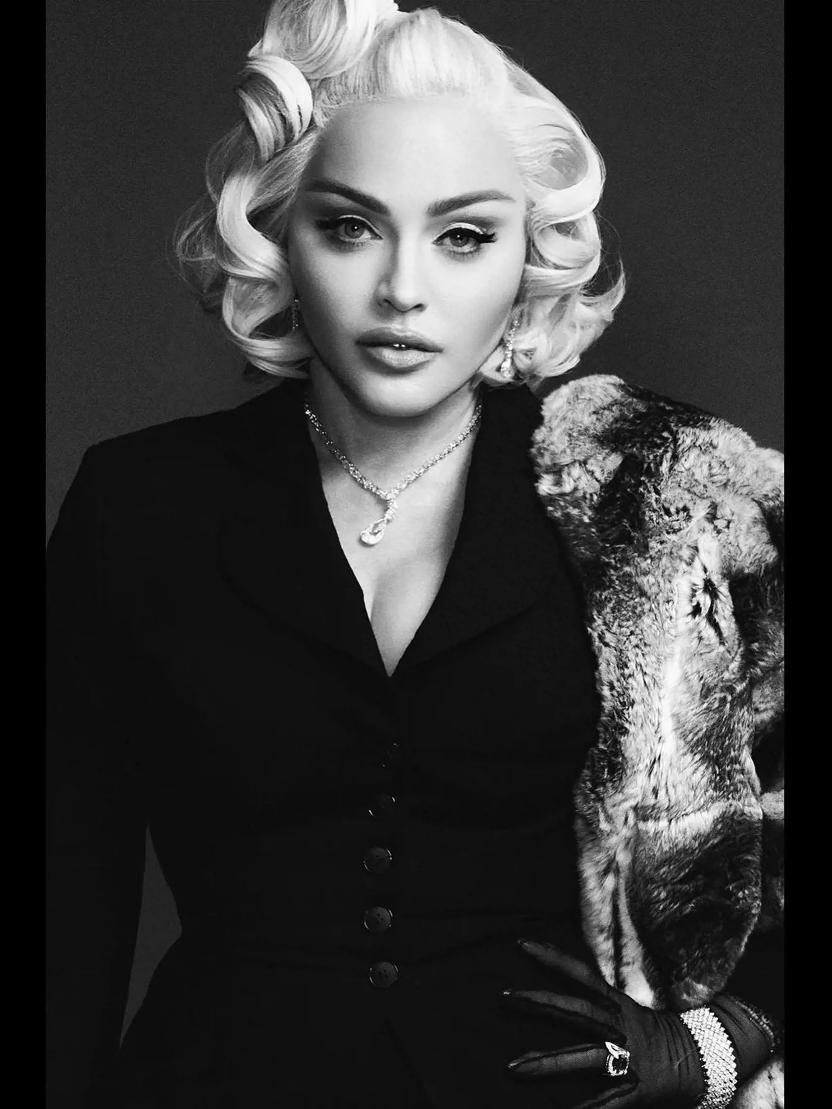 Madonna je na záberoch dokonalou kópiou Marilyn, ktorá umrela vo svojich 36 rokoch.