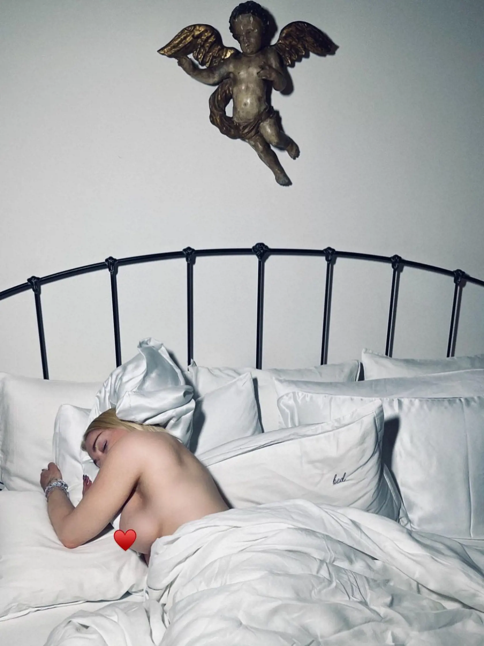 Na svojom Insta­grame zverejnila ďalšiu sériu erotických fotografií, na ktorých ukázala nahé telo, vystrčila zadok či bez cenzúry zverejnila záber, na ktorom jej vidieť prsník aj s bradavkou.