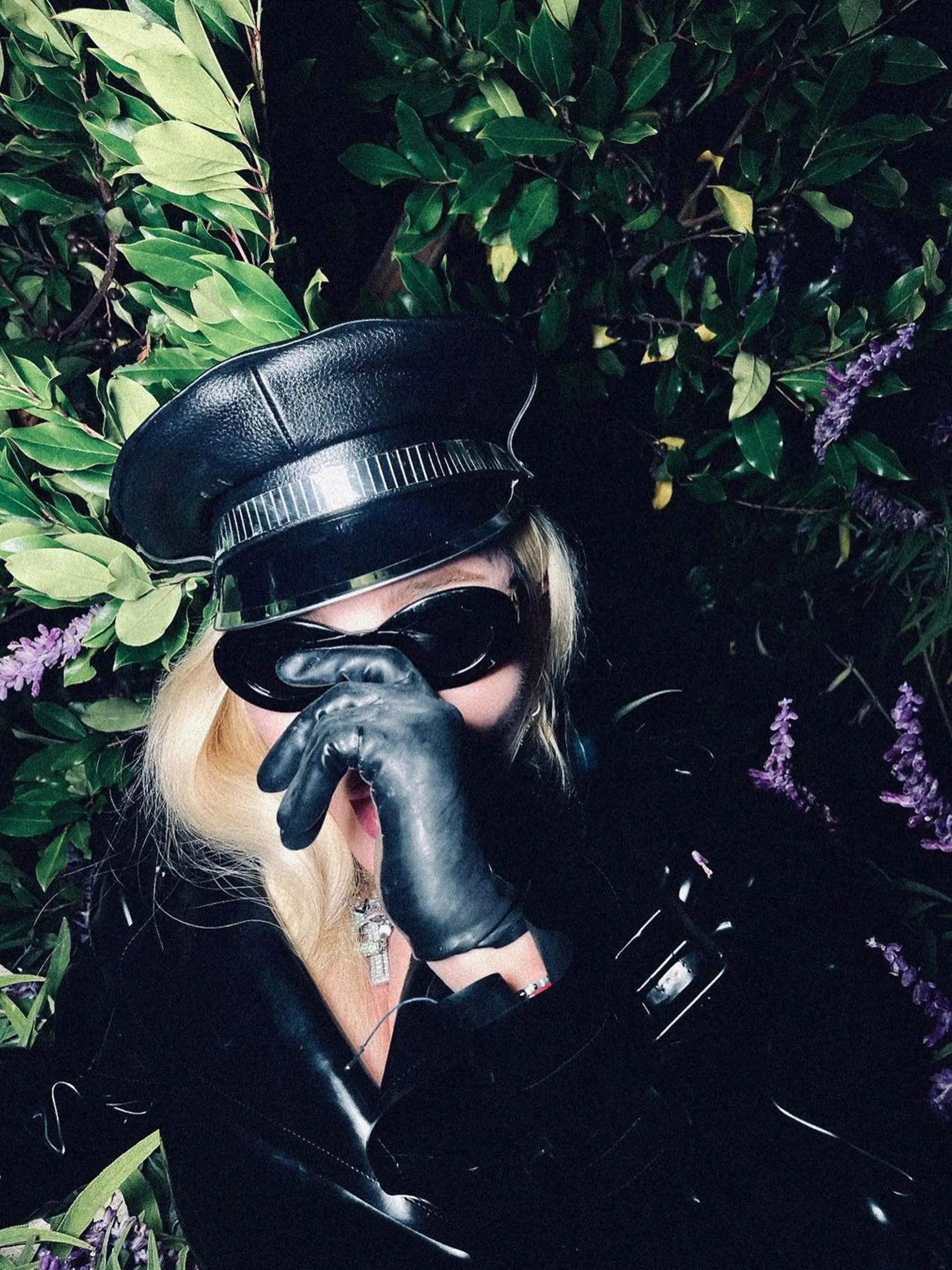 Na jej instagramovom účte sa takmer denne objavujú desiatky sexi aj bizarných fotografií z jej súkromného života. Jej pravú tvár by ste však na záberoch čakali márne. Speváčka sa totiž nechala zlákať fotografickými filtrami, ktoré z vás dokážu v priebehu sekúnd urobiť celkom iného človeka.