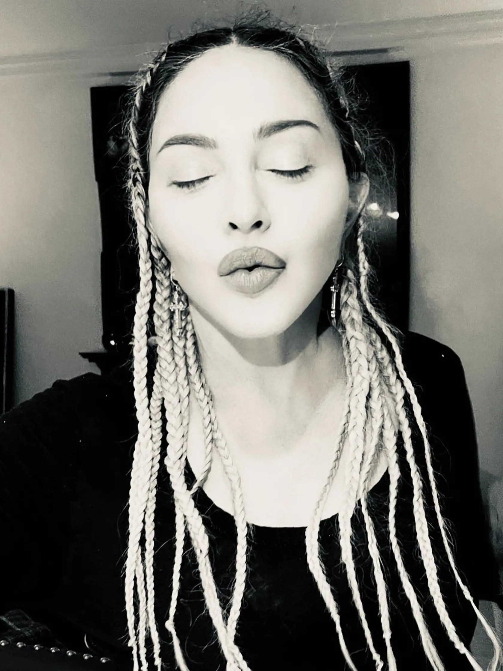 Speváčka Madonna má síce už 63 rokov, no na sociálnej sieti Instagram sa po podstúpení plastických operácií prezentuje ako sotva 20-ročná mladica. Aby to nestačilo, rozhodla sa v poslednej dobe trošku pritvrdiť a na jej instagrame sa tak objavili ešte kontroverznejšie fotografie.