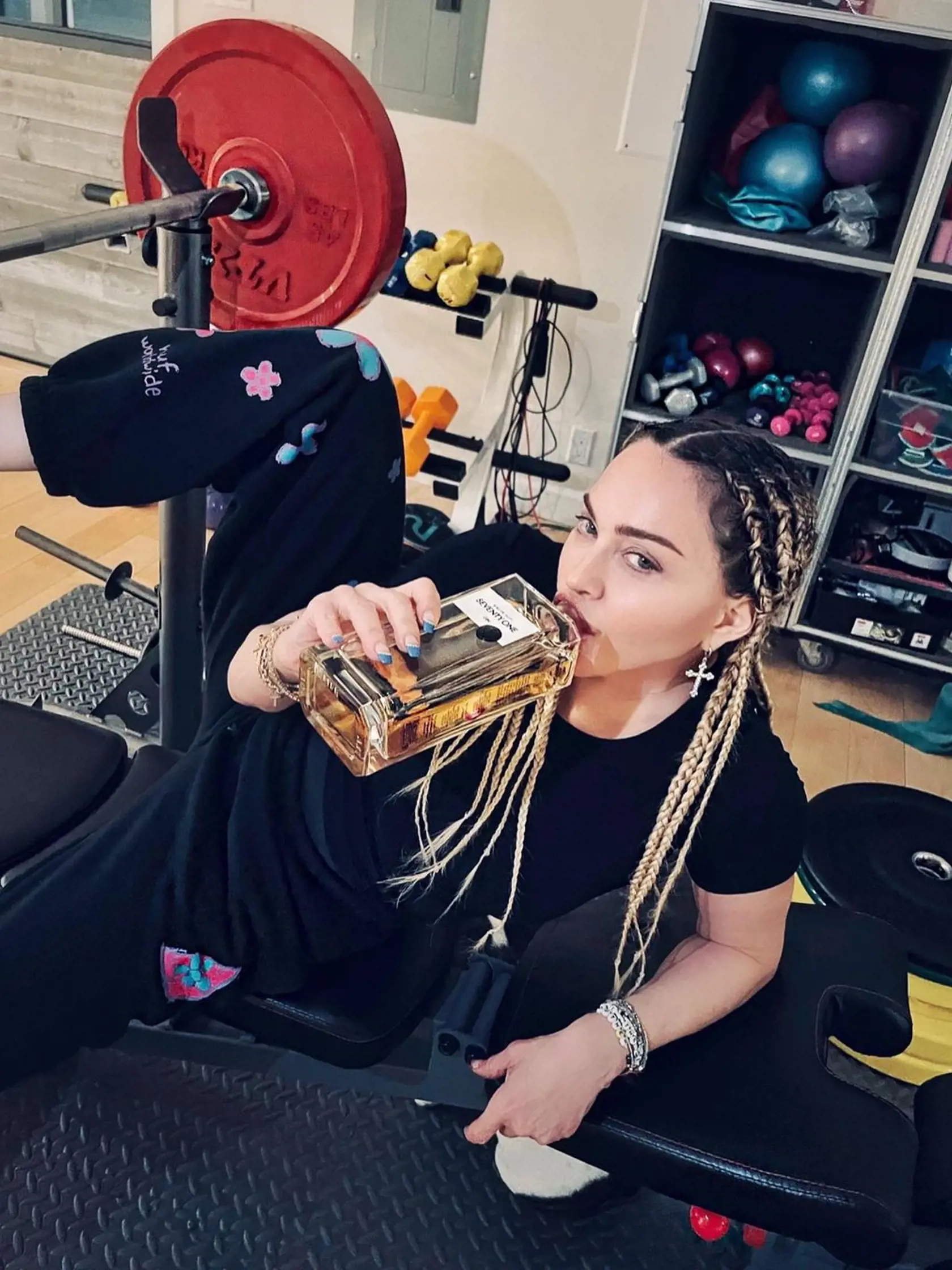 Fľaša alkoholu počas cvičenia či obrovský nôž priložený k hrdlu? Zdá sa vám to, ako extrémny spôsob seba prezentácie na sociálnej sieti? Speváčke Madonne, ktorú na instagrame sleduje takmer 17 miliónov ľudí, to prišlo ako skvelý nápad.