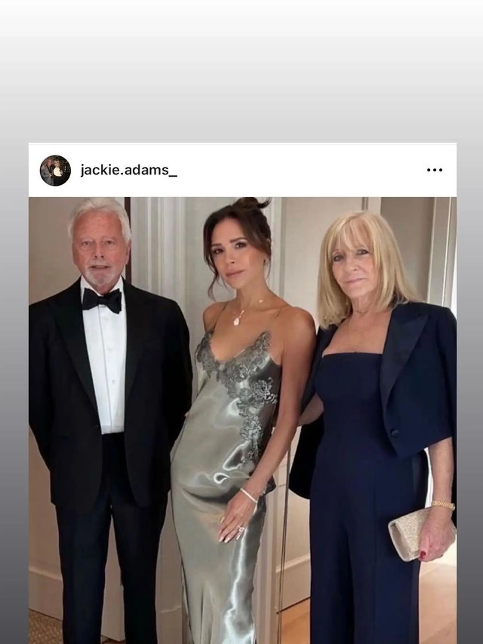 Victoria Beckham so svojimi rodičmi Anthonym a Jackie Adamsovcami