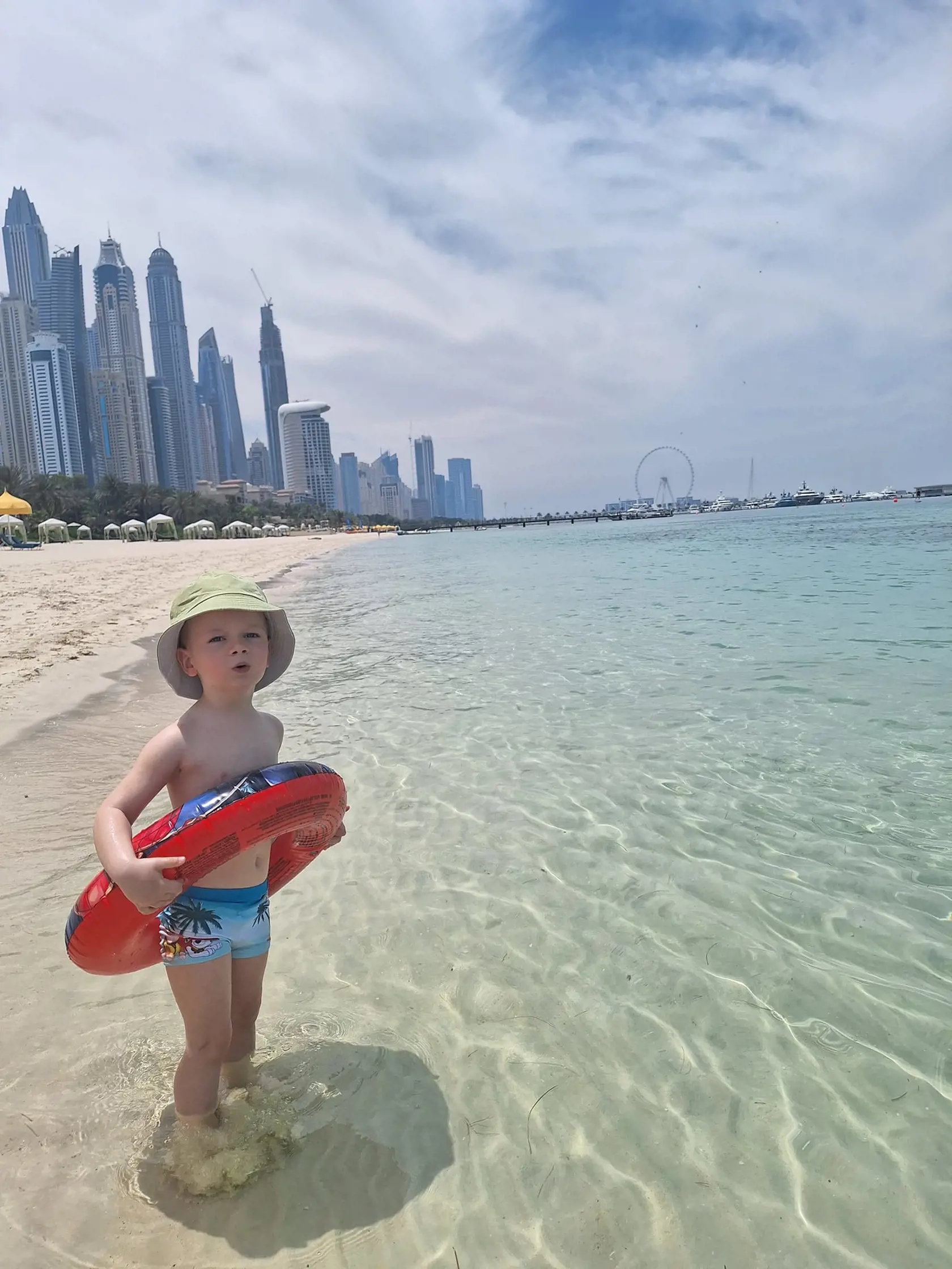 Sexi mamina Mirka Jakubisová sa pochválila fotkami z exotického Dubaja, kde odletela spolu so synom Markusom (3), dvomi dcérami z predchádzajúceho vzťahu, a spoločnosť im robil aj predseda parlamentu Kollár.