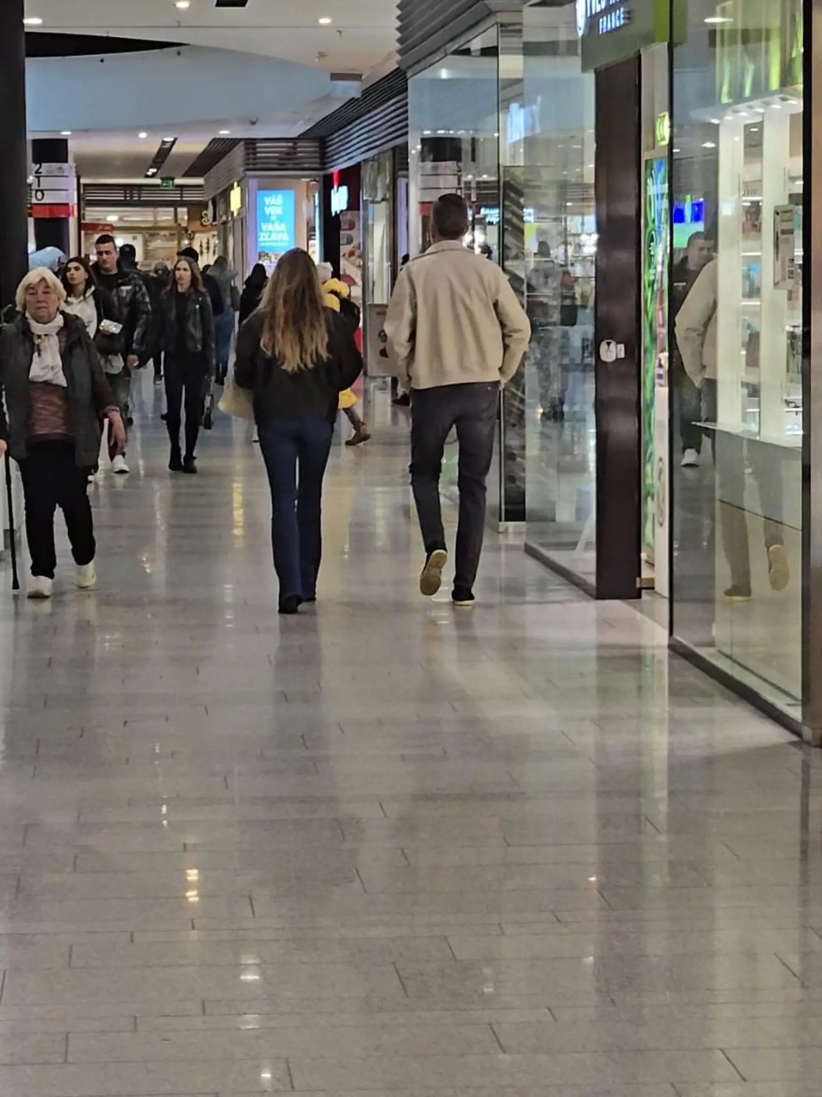 Exkluzívne zábery exministra Martina Glváča s misskou Annou Amenovou. Párik si užil spoločné chvíle v nákupnom centre, kde si obzerali obchody a najedli sa.