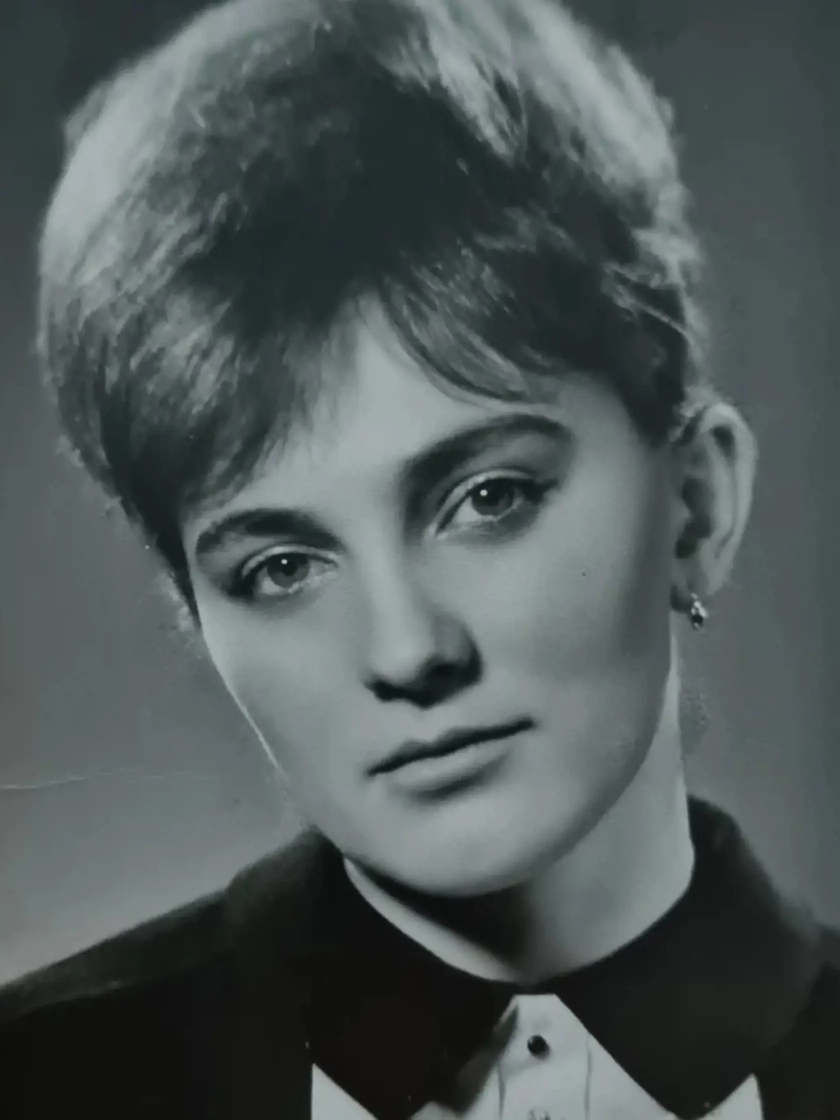 Monika ako by mame z oka vypadla. "Moja najdrahšia, milovaná Mama. Toto je jedna z mála fotiek z jej mladosti, kde sa neusmieva, ale aj tak patrí k mojim obľúbeným. Vždy som na ňu obdivne hľadela a mama bola pre mňa vždy to podstatné, mojim stredom vesmíru," povedala Monika
