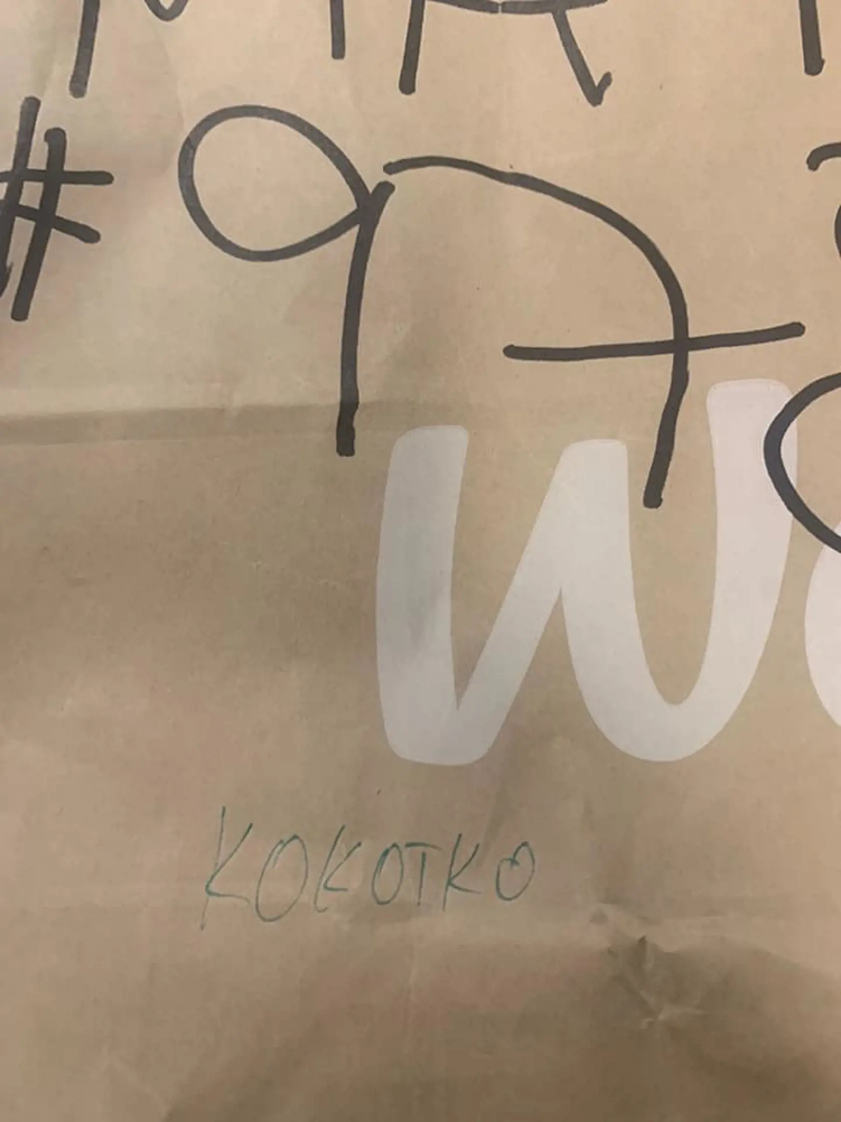 Zákazník si na taške našiel napísané vulgárne odkazy, ktoré súvisia s jeho sexuálnou orientáciou.