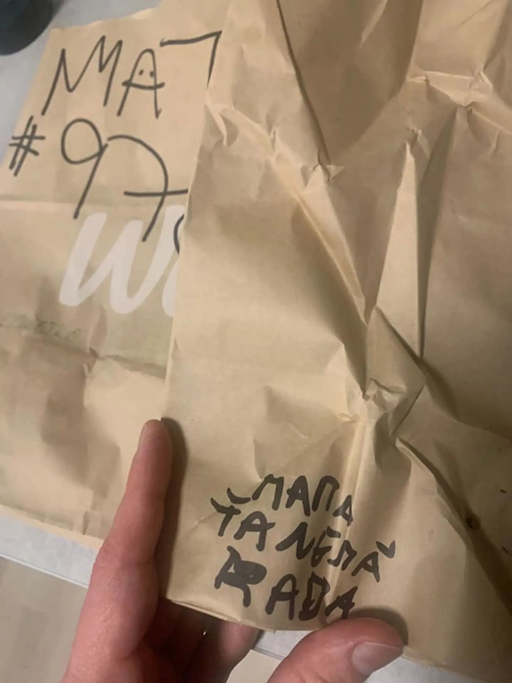 Na tašku s jedlom niekto mužovi napísal okrem iného aj to, že ho mama nemá rada. Ide o narážku na jeho sexuálnu orientáciu.