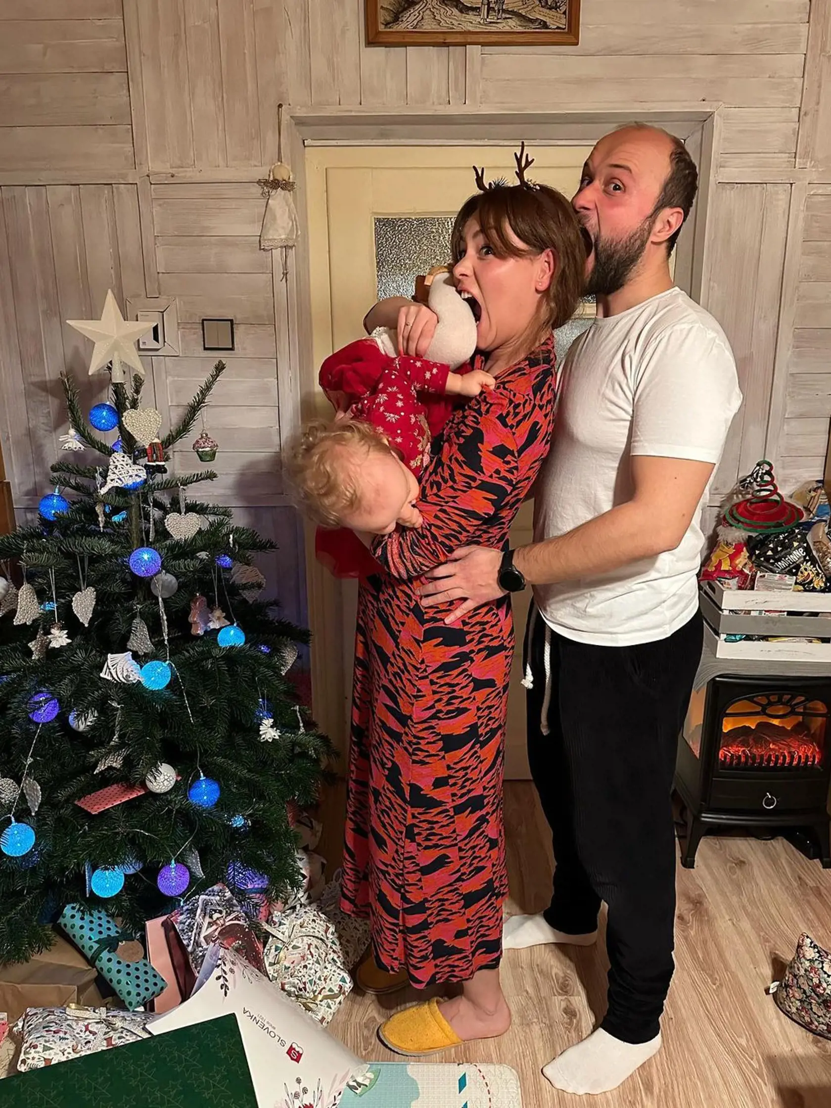 Dominika Kavaschová s partnerom Danielom Fischerom a ich dcérkou Maiou - zmysel pre humor dvojica nezaprie.