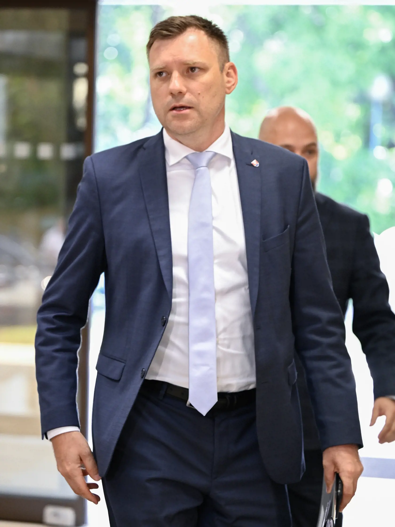 Na snímke podpredseda vlády a minister životného prostredia SR Tomáš Taraba (nominant SNS) prichádza na 42. rokovanie vlády SR 9. júla 2024 v Bratislave. FOTO TASR - Pavel Neubauer