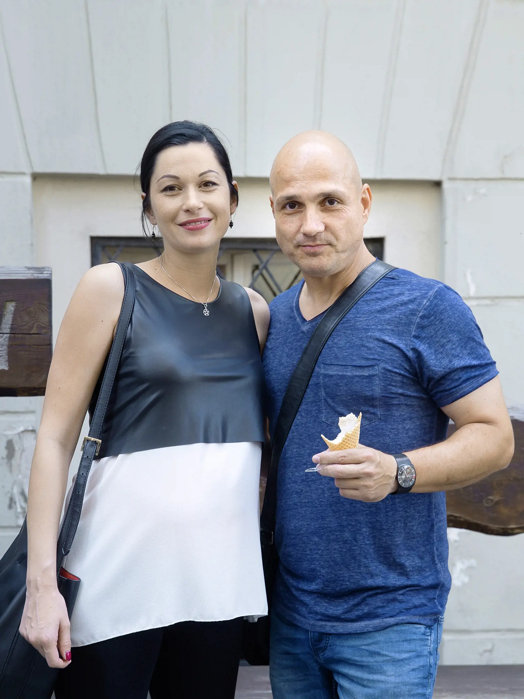 Vernisáž obrazov v galérii Andyho Hrica na ktorej sa zúčastil aj čerstvo prepustený herec Dušan Cinkota s manželkou. Na snímke Dušan Cinkota s manželkou Zuzanou Cinkotovou.