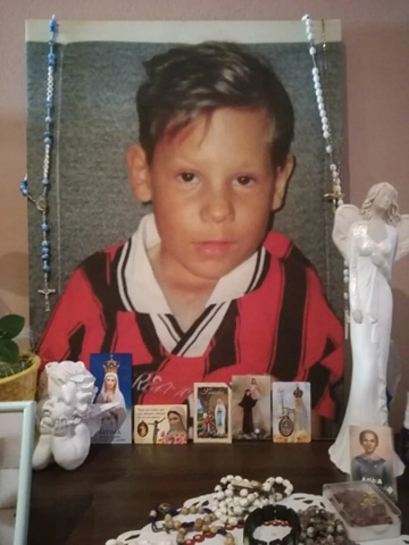 Jozef má fotku nebohého syna stále pri sebe: “Modlil som sa k nemu, on už tu na zemi bol svätým. Súdne predvolanie mi doručili 13. mája na prvé fatimské zjavenie a hlavné pojednávanie bolo 13. júna na druhé fatimské zjavenie. Trvalo do 17. júna, pričom prvý raz sa Panna Mária zjavila v roku 1917. Zapísal som si, že v ten deň ma prepustia z väzby. A splnilo sa.” Verí, že je jeho anjelikom v nebi.