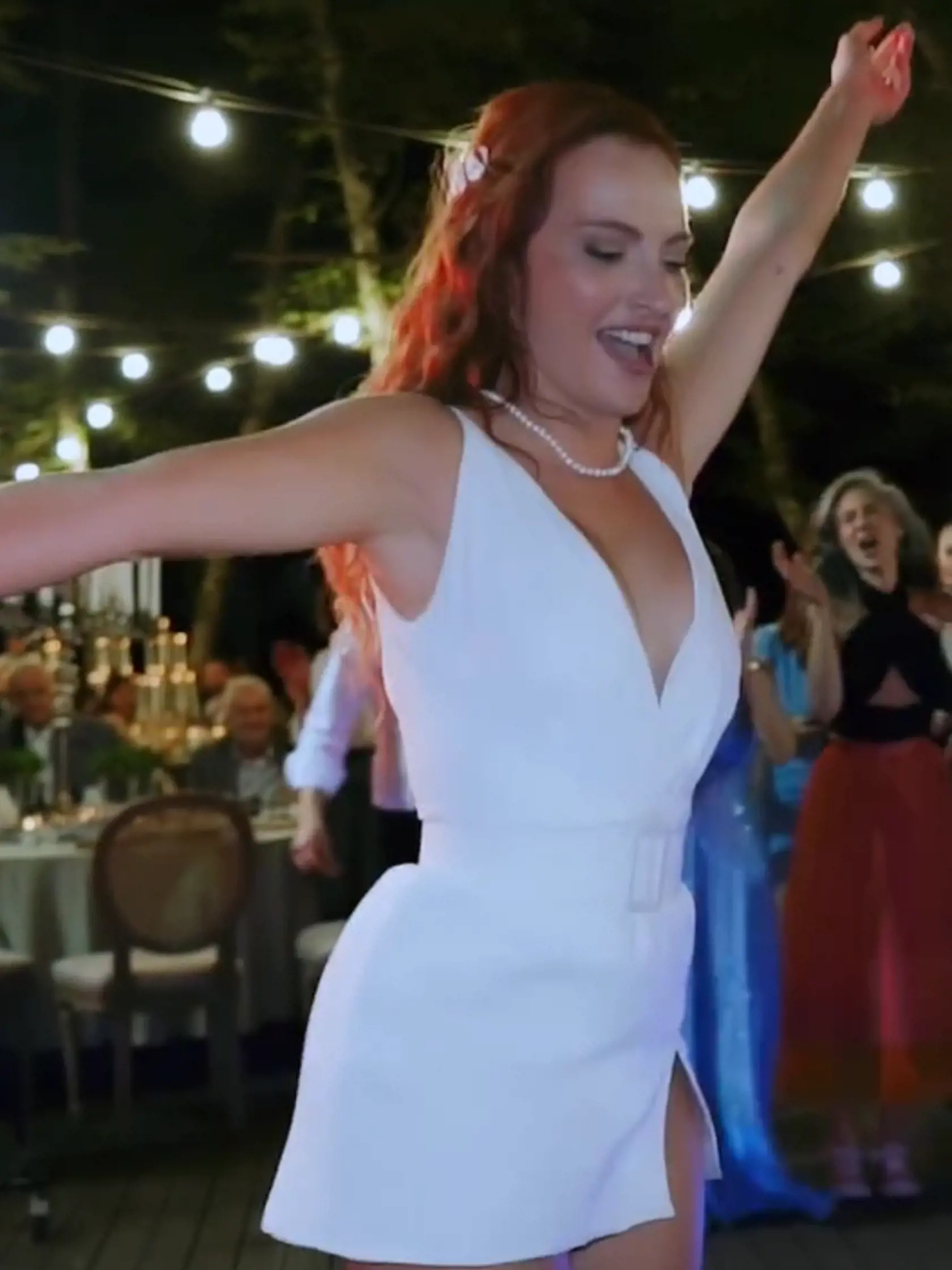 Başak ukrývala pod dlhou sukňou minišaty.