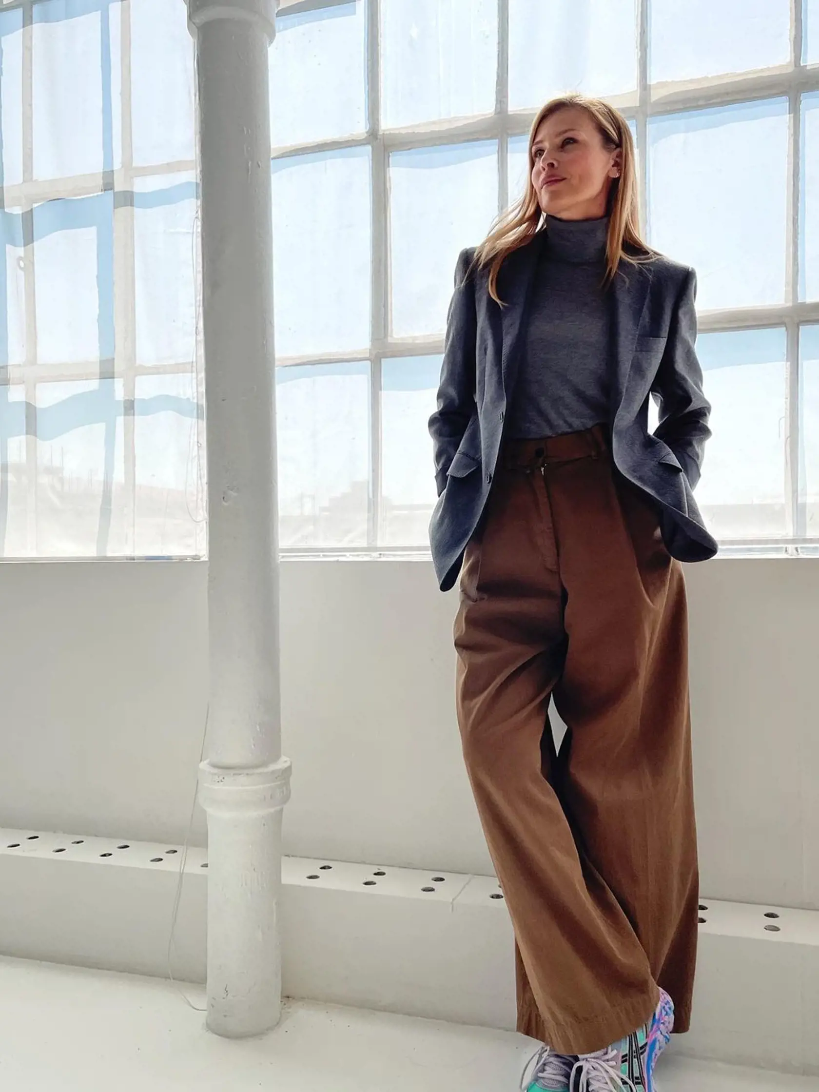 Daniela Peštová v zemitých farbách. Outfit osviežila obľúbenými teniskami.