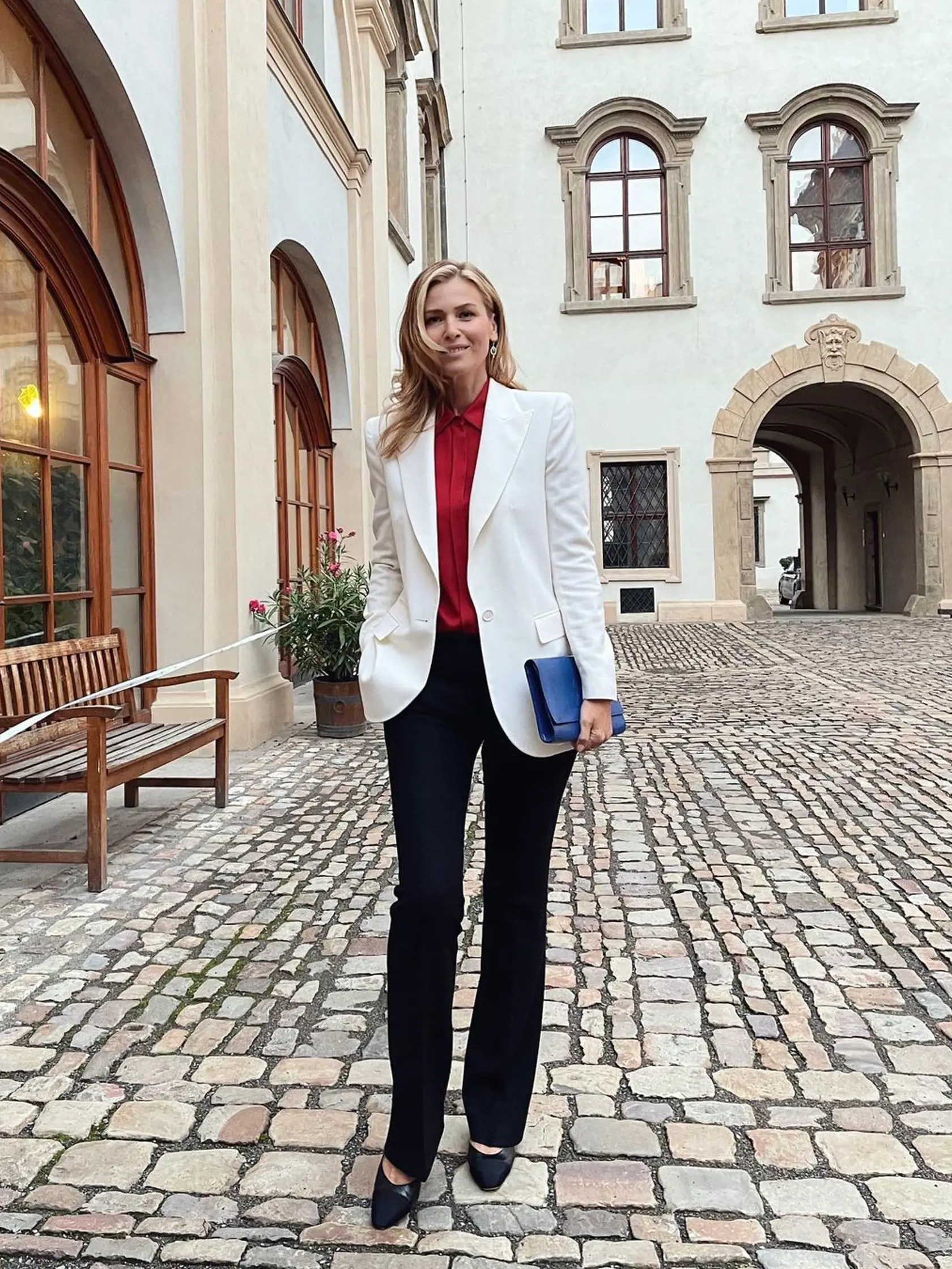 Daniela sa takto štýlovo pohrala s farbami trikolóry. Elegantné a chic!