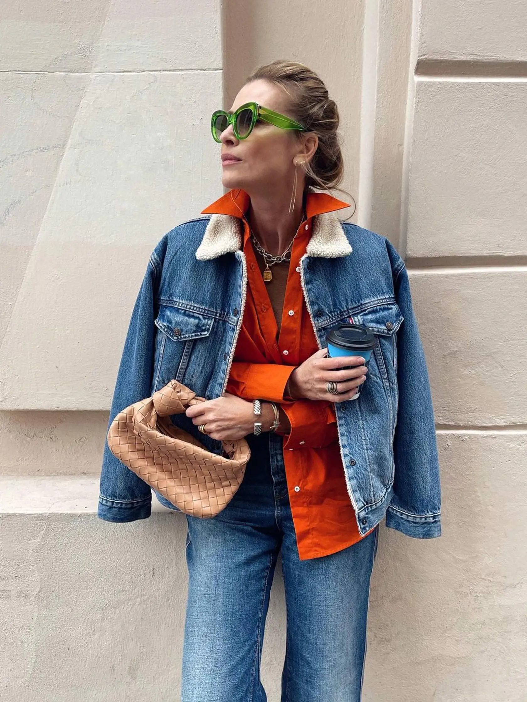 Džínsová bunda s kožušinkou, oranžová košeľa a tie šik doplnky! Daniela je módna ikona!