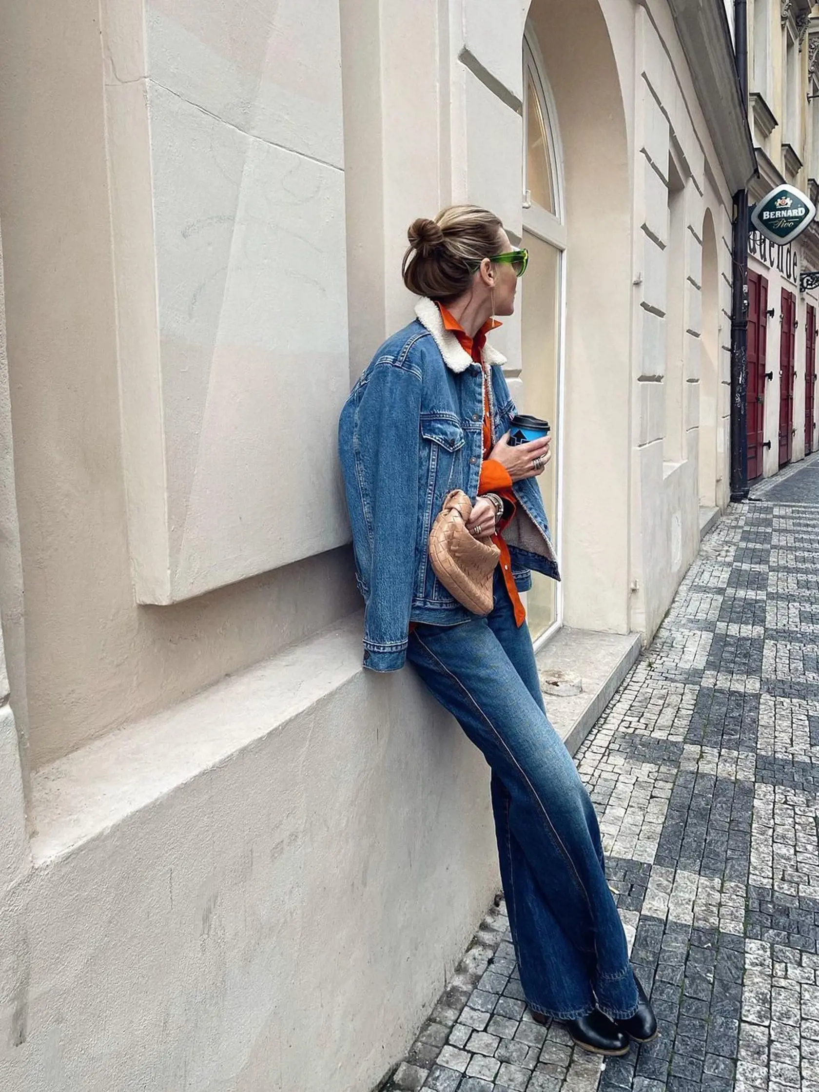 Perfektná kombinácia! Oranžová dodáva outfitu mladistvý šmrnc.