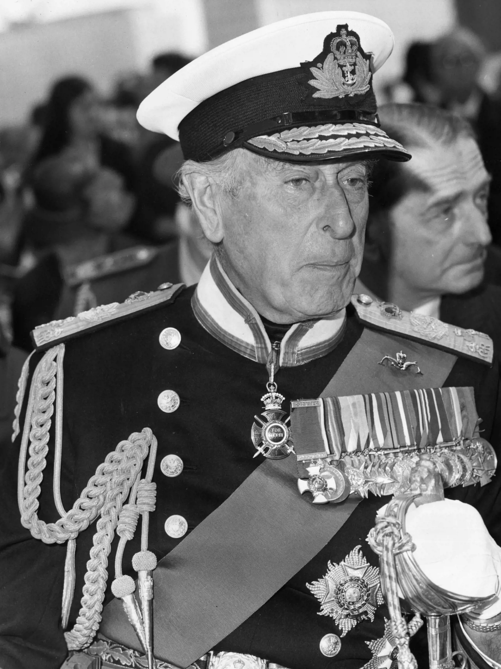 Bratranec bývalej kráľovnej Alžbety II. Lord Louis Mountbatten  síce zomrel tragickou smrťou pred 43 rokmi, no jeho meno momentálne zapĺňa popredné stránky svetových novín. Námorný kapitán a vysokopostavený politik bol zavraždený teroristickou skupinou IRA.